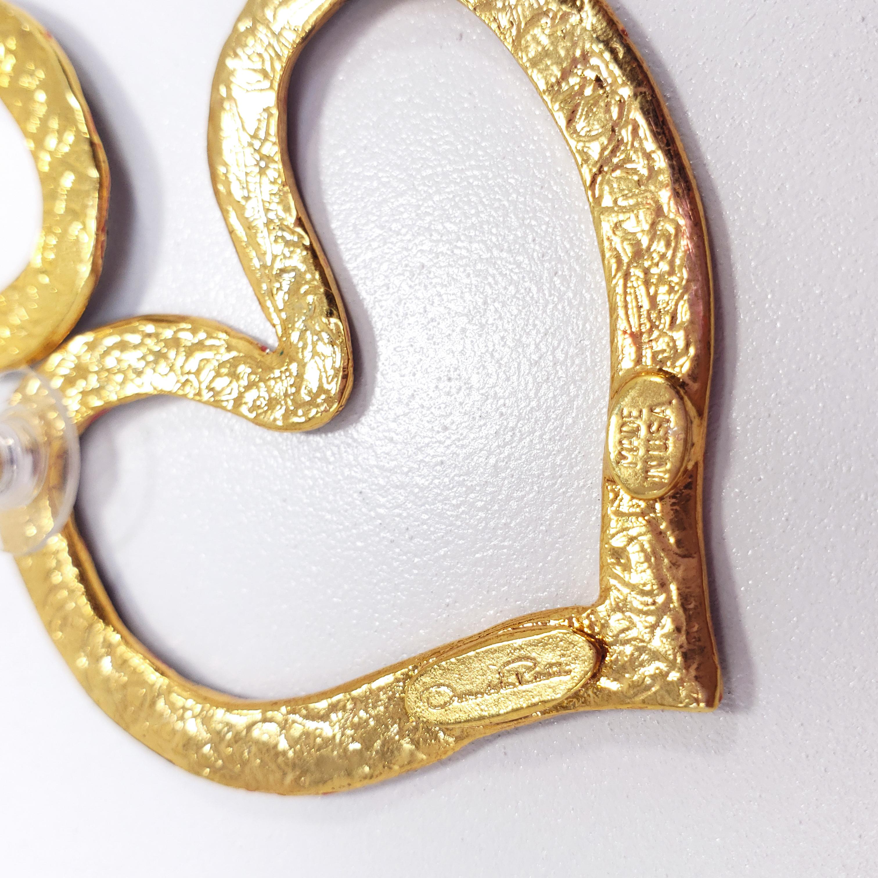 Oscar de la Renta Heart Outline Dangling Earrings Textured Black Enamel in Gold 2