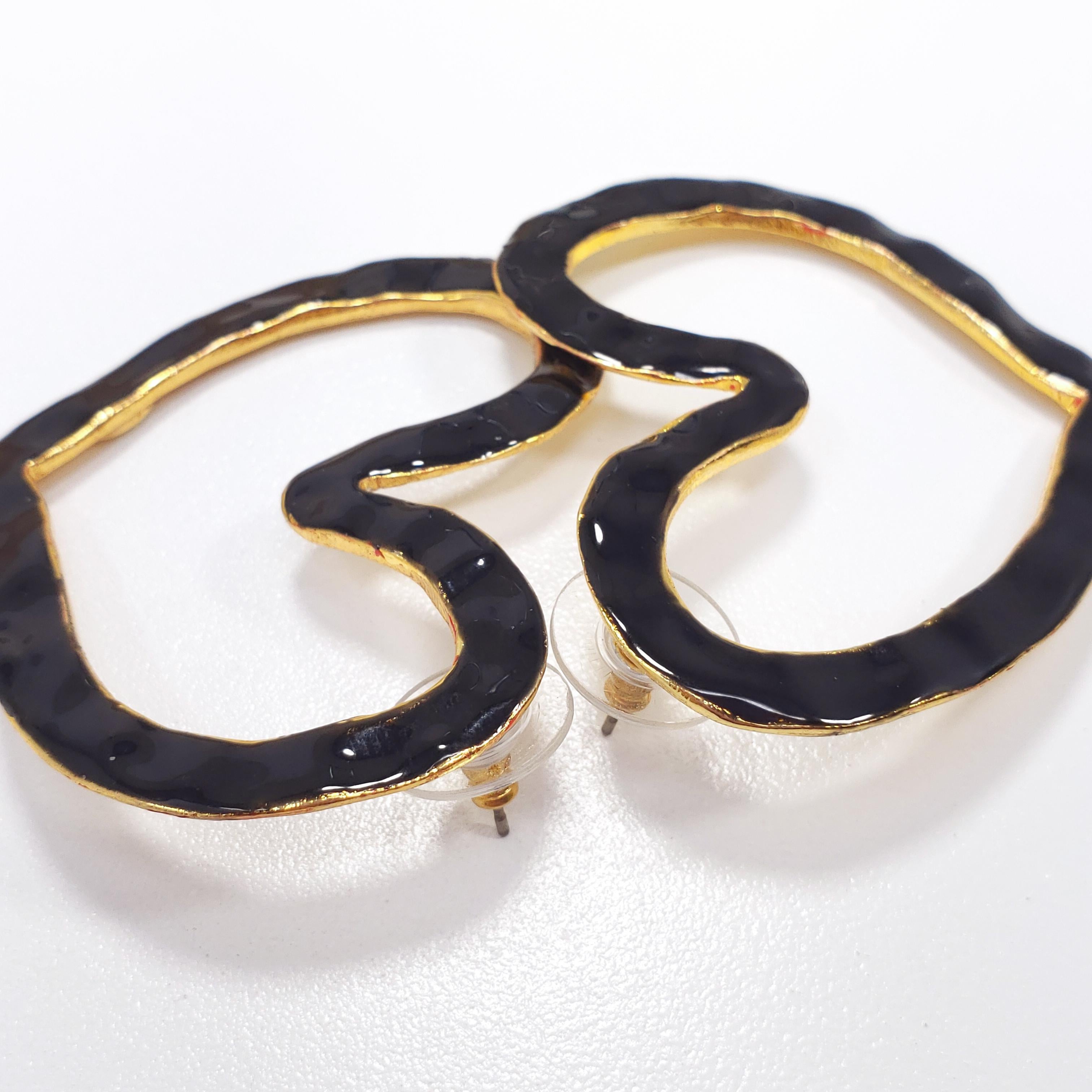 Women's Oscar de la Renta Heart Outline Dangling Earrings Textured Black Enamel in Gold