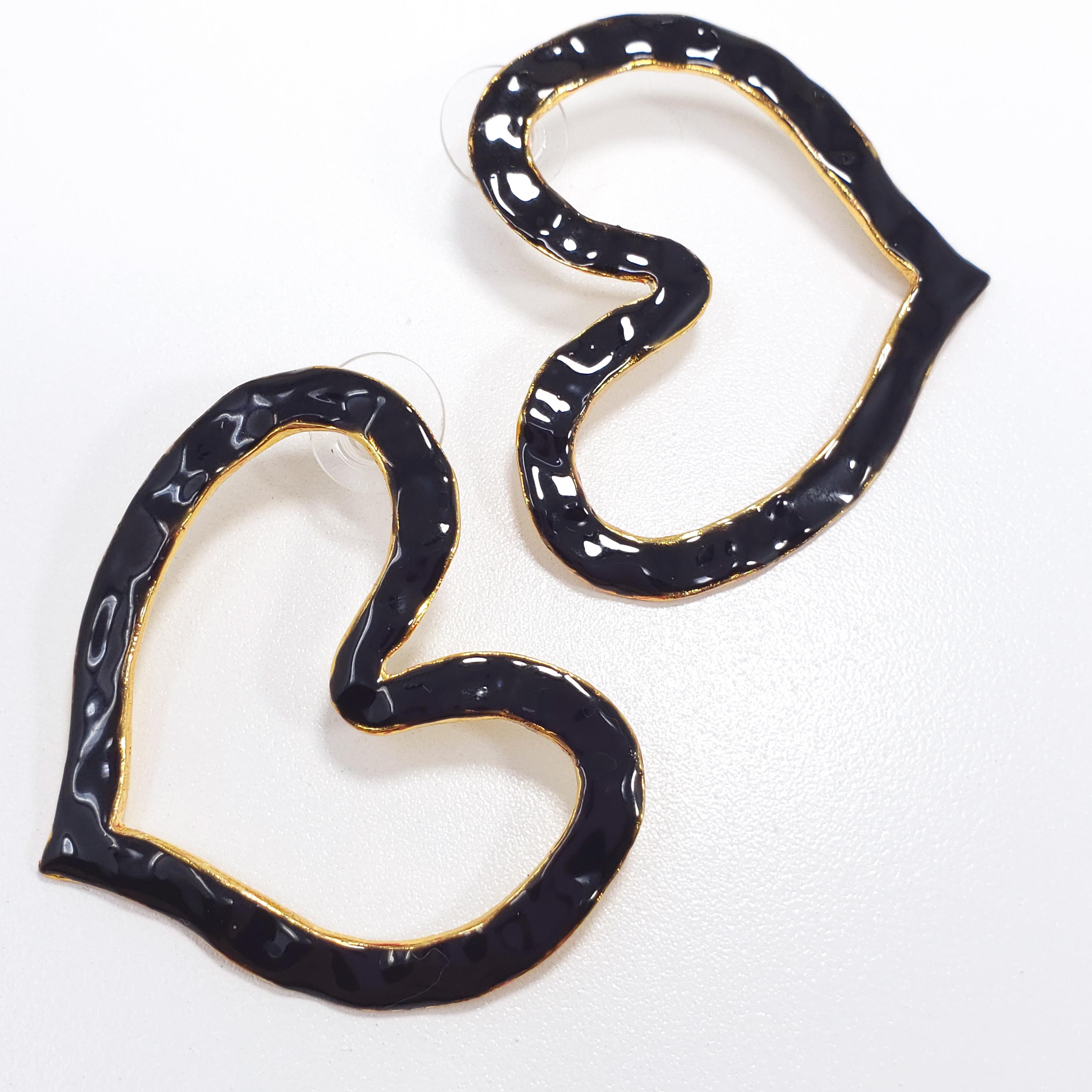 Each earring features a textured gold-plated heart motif painted with black enamel. Post backs. Heart earrings with an Oscar de la Renta twist.

Hallmarks: Oscar de la Renta, Made in USA
Dimensions: L 4.6 x W 4.6 cm at widest parts
Weight: 17 g