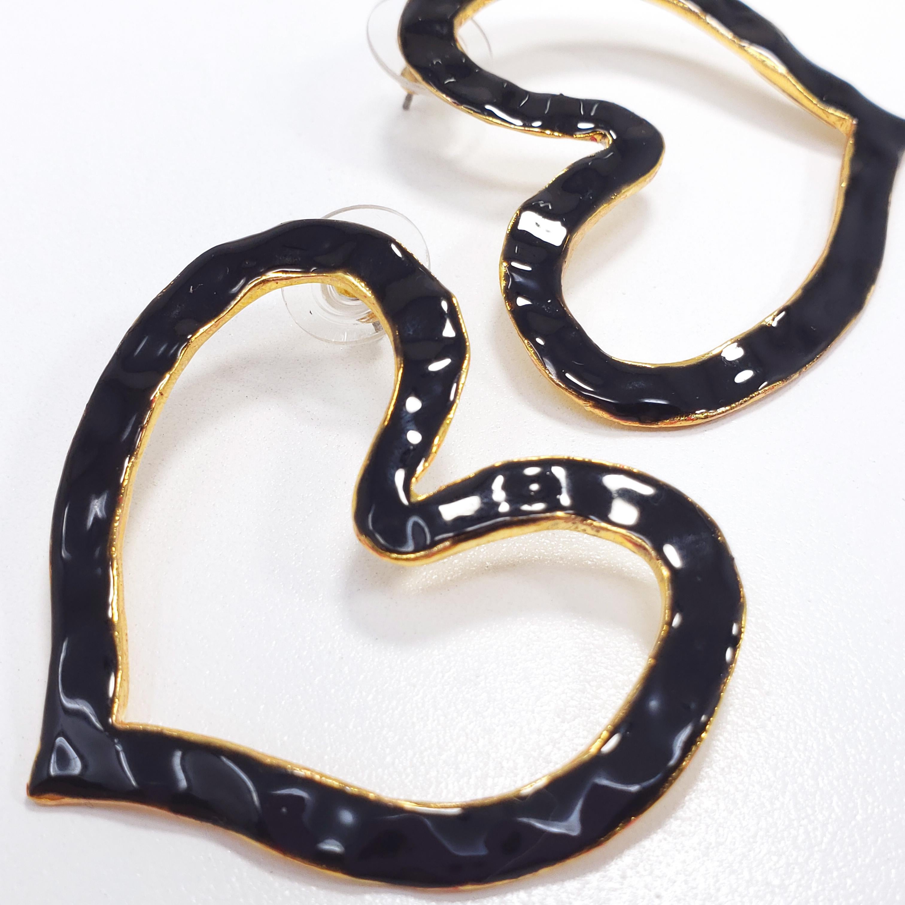 Oscar de la Renta Heart Outline Dangling Earrings Textured Black Enamel in Gold In New Condition In Milford, DE