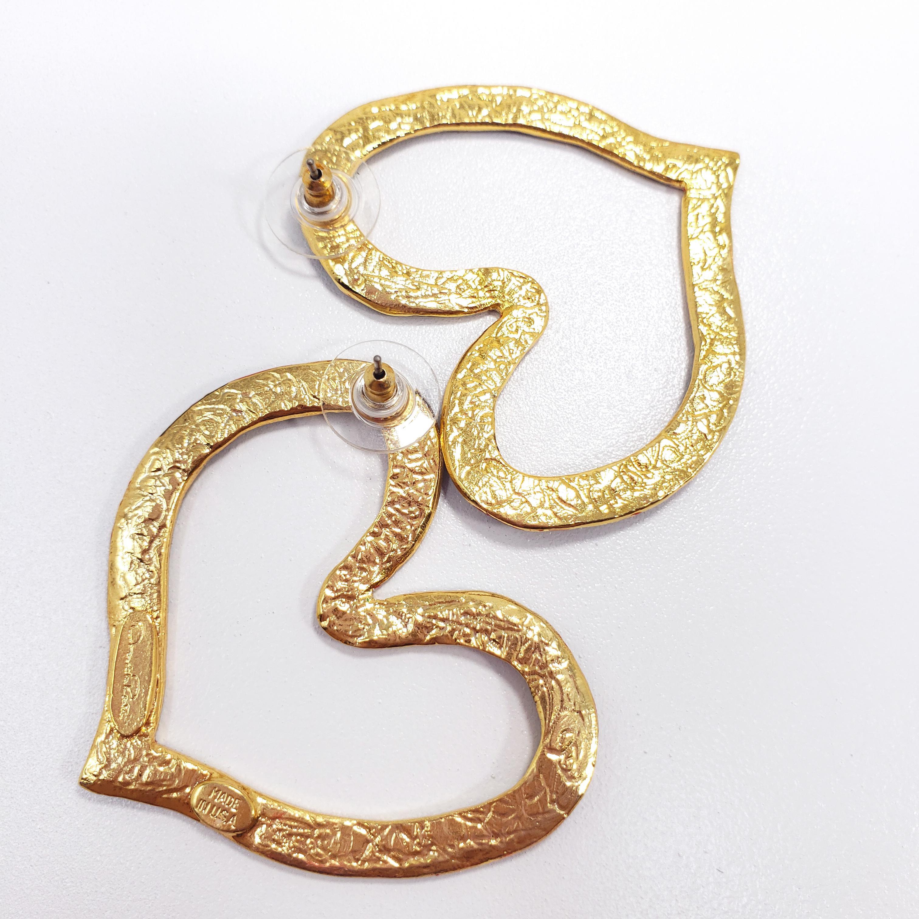 Oscar de la Renta Heart Outline Dangling Earrings Textured Black Enamel in Gold 1