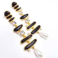 Kenneth Jay Lane - Orecchini pendenti con perle e cristalli di vetro e smalto, con maglie astratte