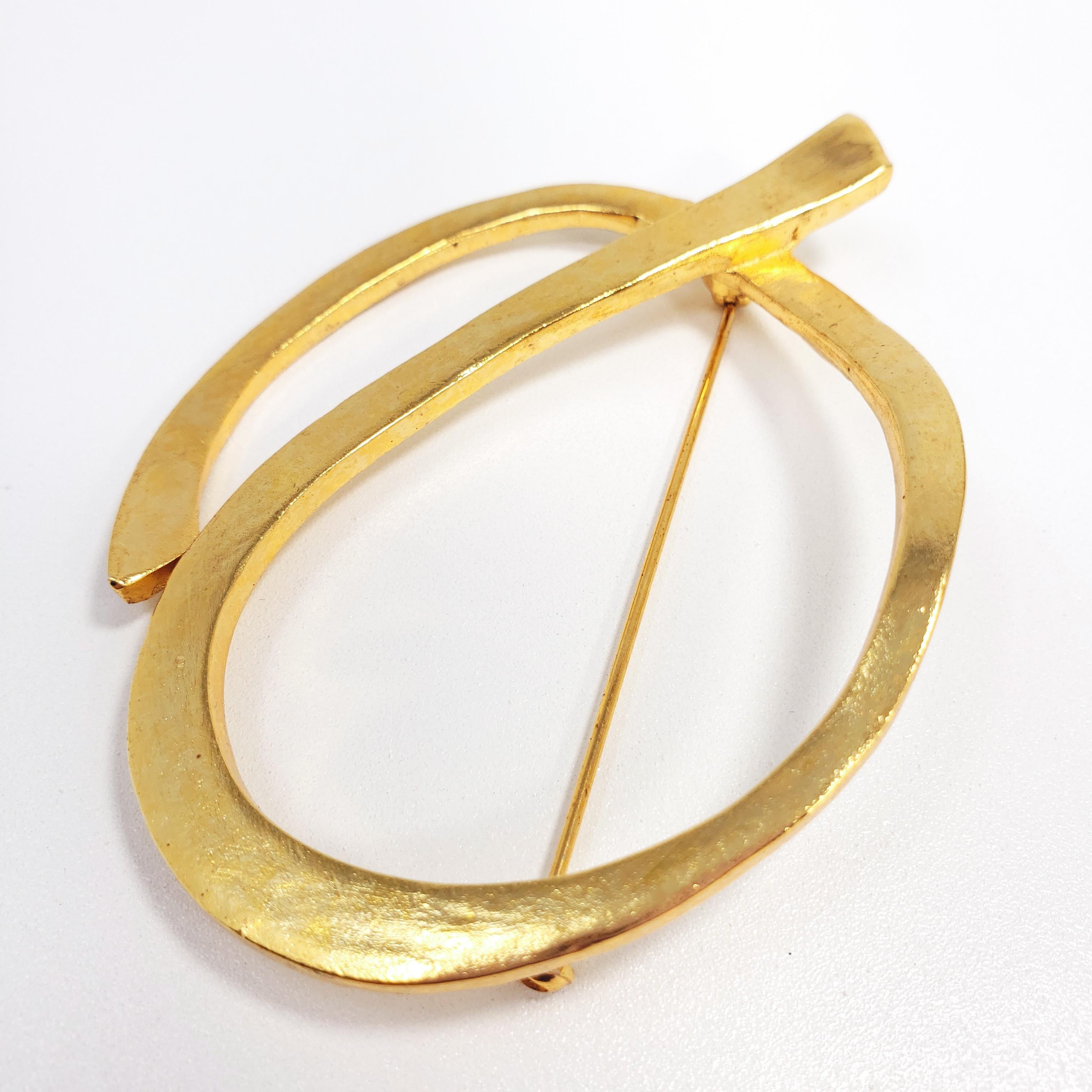 Oscar de la Renta Abstract Modernist Ribbon Statement Brooch Pin in Gold In New Condition For Sale In Milford, DE