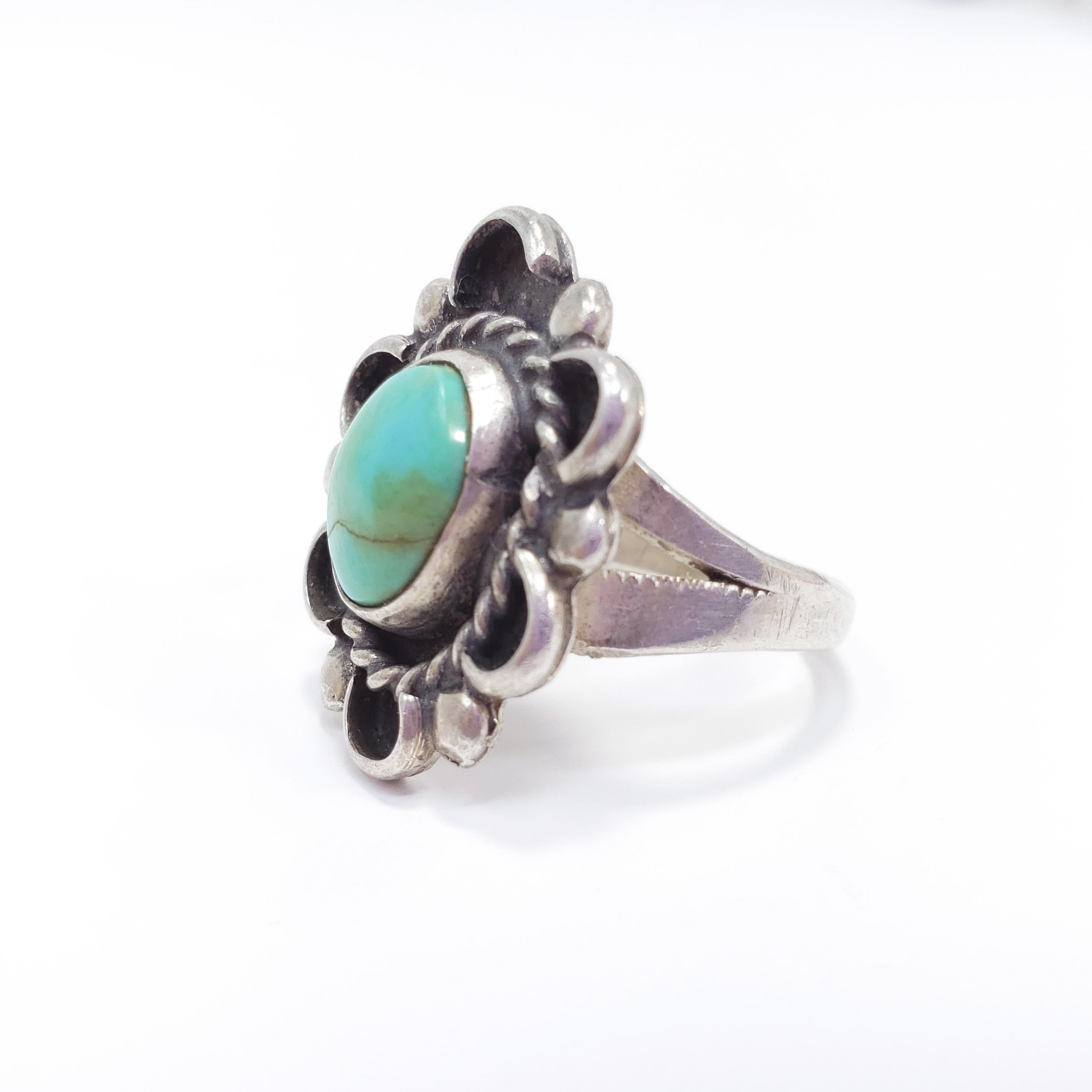 Indigene Kunst (Nord-/Südamerika) Ring aus Türkis und Sterlingsilber, Navajo, Mitte 1900 (Cabochon) im Angebot