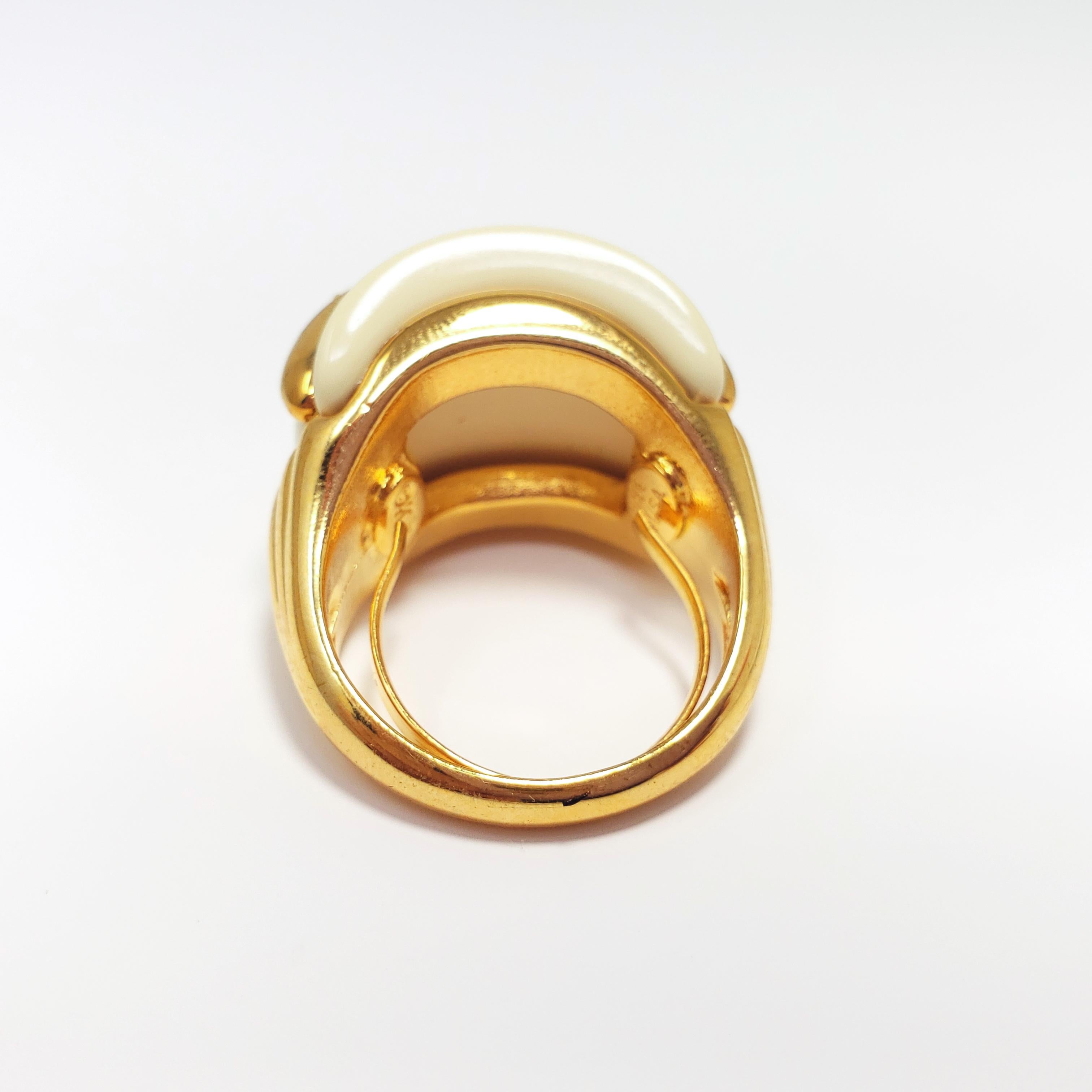 KJL Kenneth Jay Lane Cream Resin and Gold Cocktail Ring In New Condition In Milford, DE