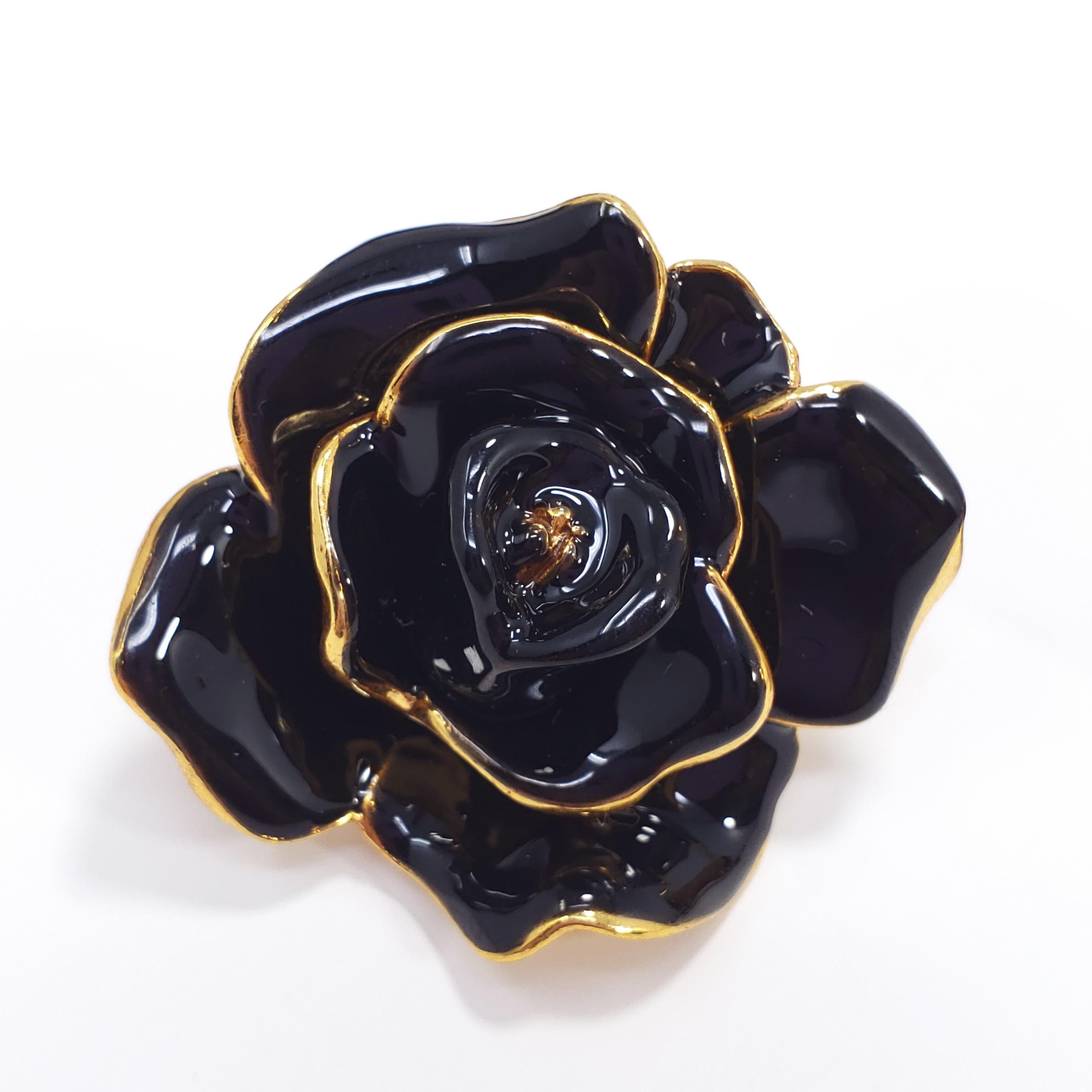 Oscar de la Renta Painted Black Rosette Button Flower Clip On Earrings in Gold In New Condition In Milford, DE