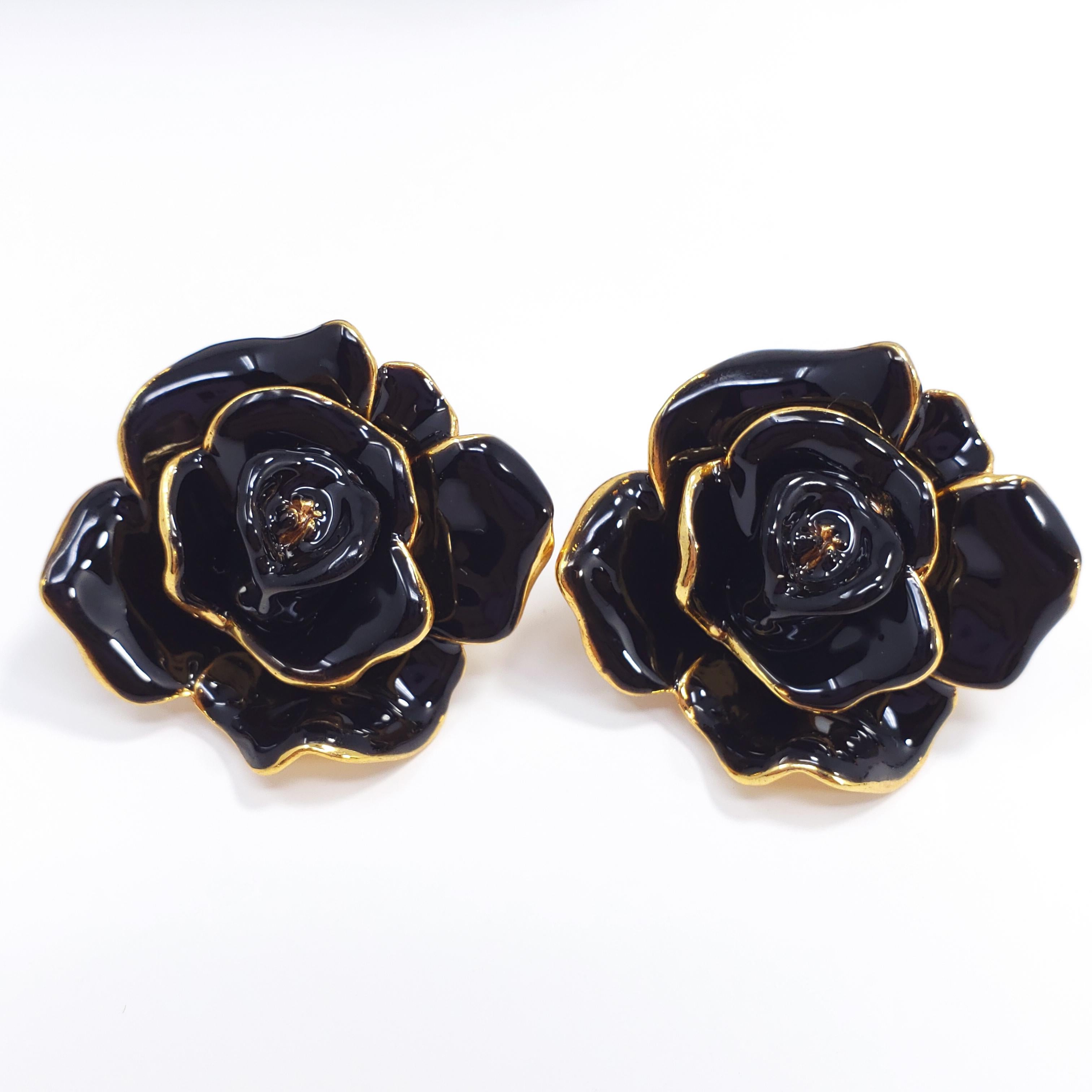 A pair of painted black enamel rosette floral clip-on earrings by Oscar de la Renta. Bold and stylish earrings to compliment any outfit!

Hallmarks: Oscar de la Renta, Made in USA