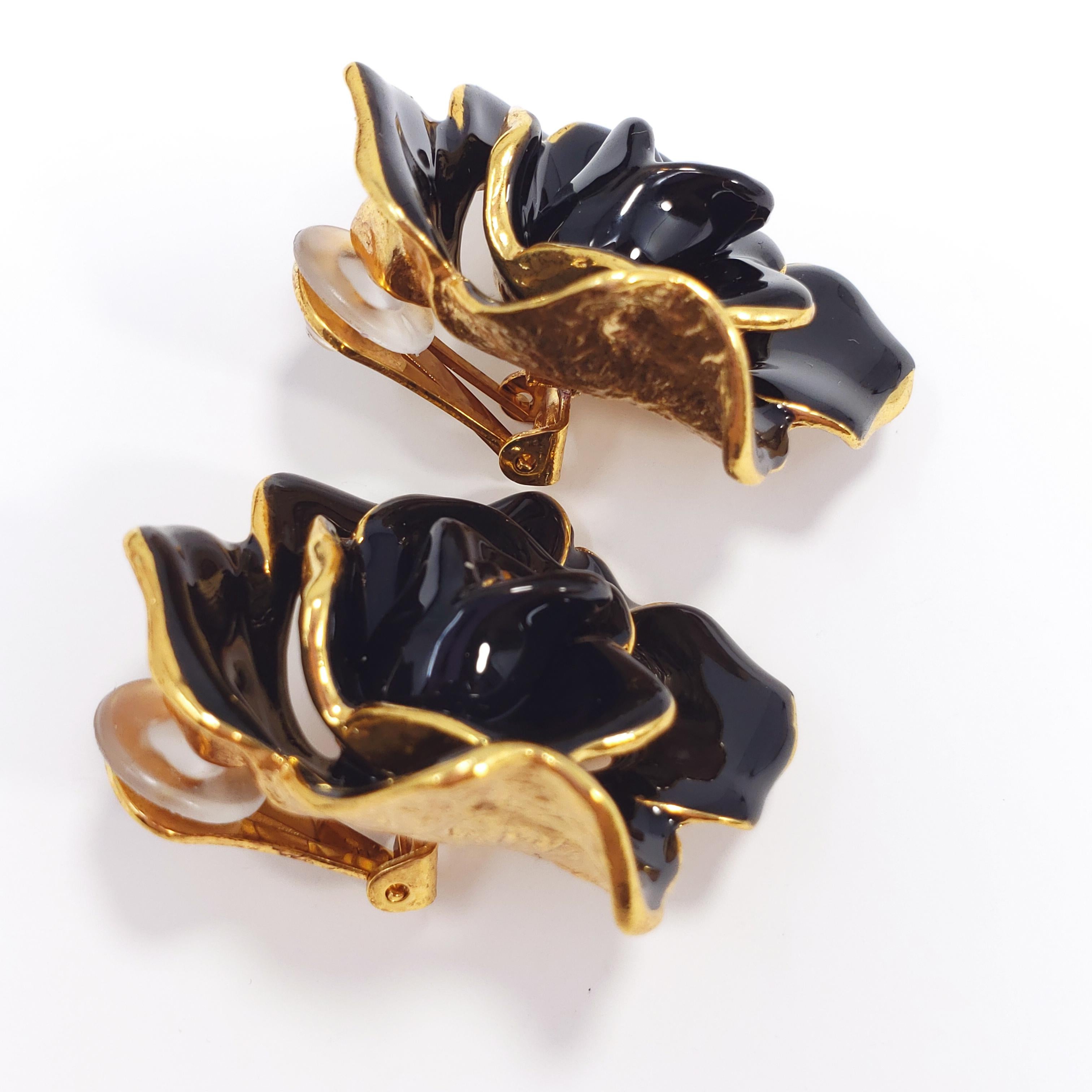 Women's Oscar de la Renta Painted Black Rosette Button Flower Clip On Earrings in Gold