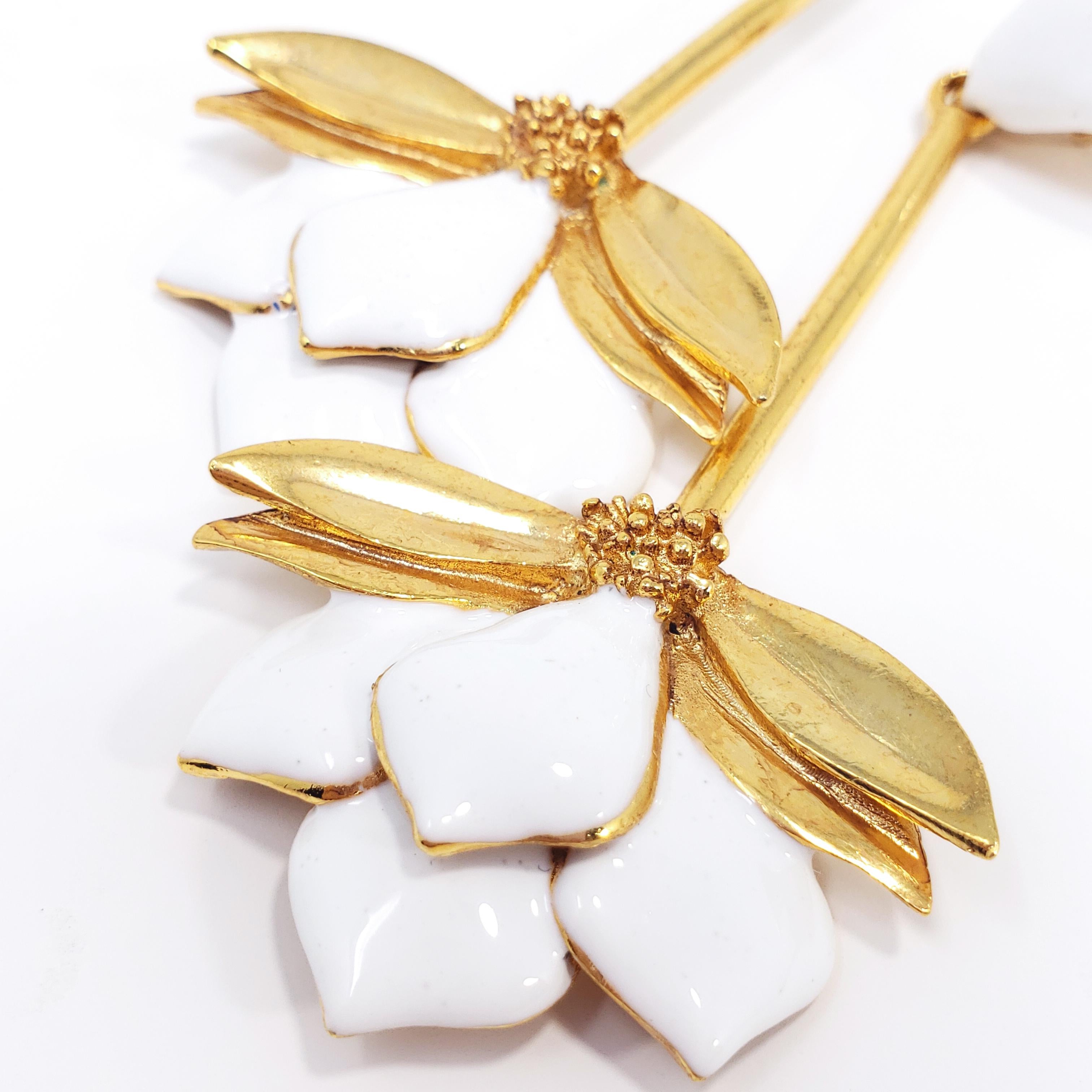 Oscar de la Renta Long Dangling White Enamel Golden Flower Fashion Drop Earrings In New Condition In Milford, DE