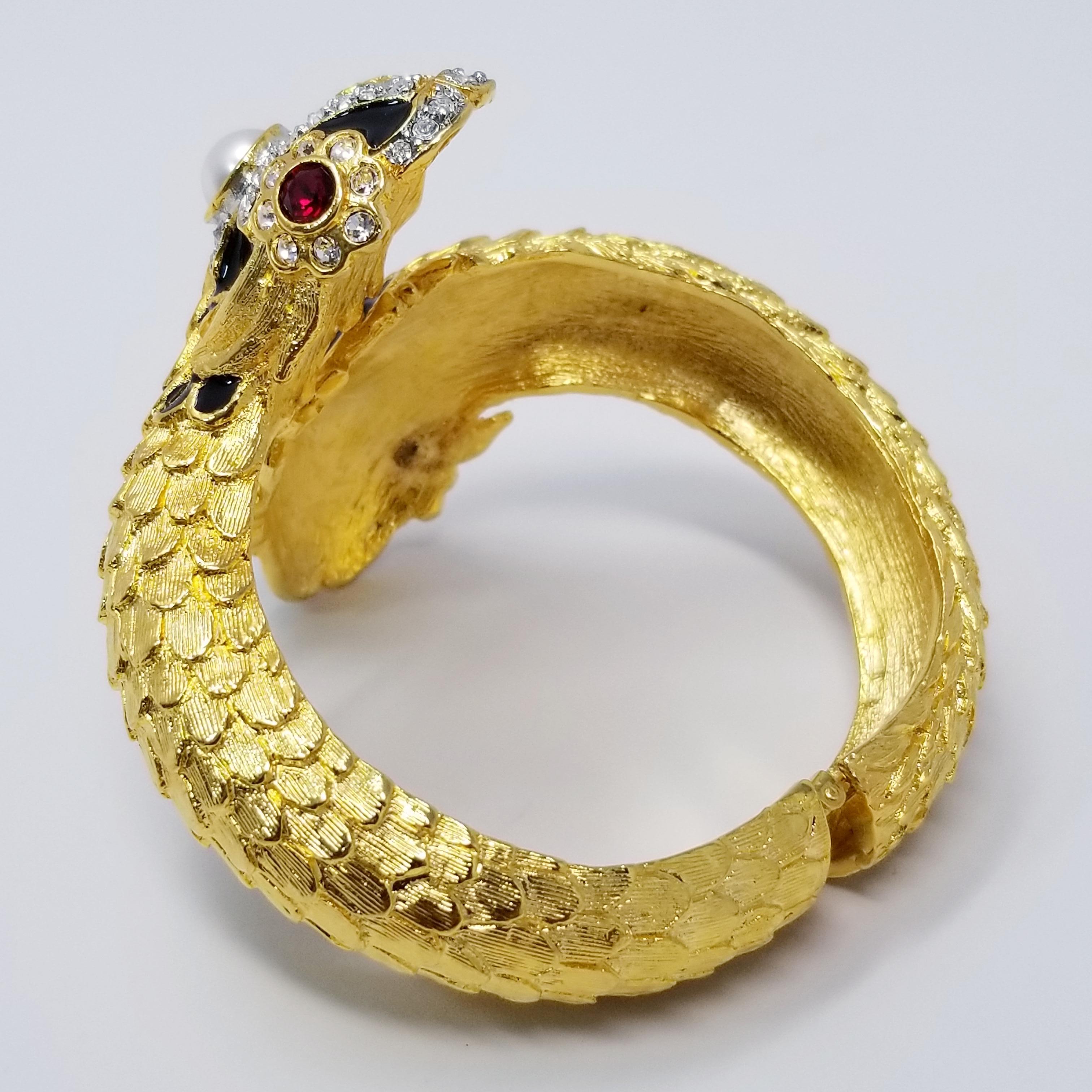 KJL Kenneth Jay Lane Doppelseeschlangen-Armband aus Kristall-Emaille und Gold mit Kunstperlen (Rundschliff) im Angebot