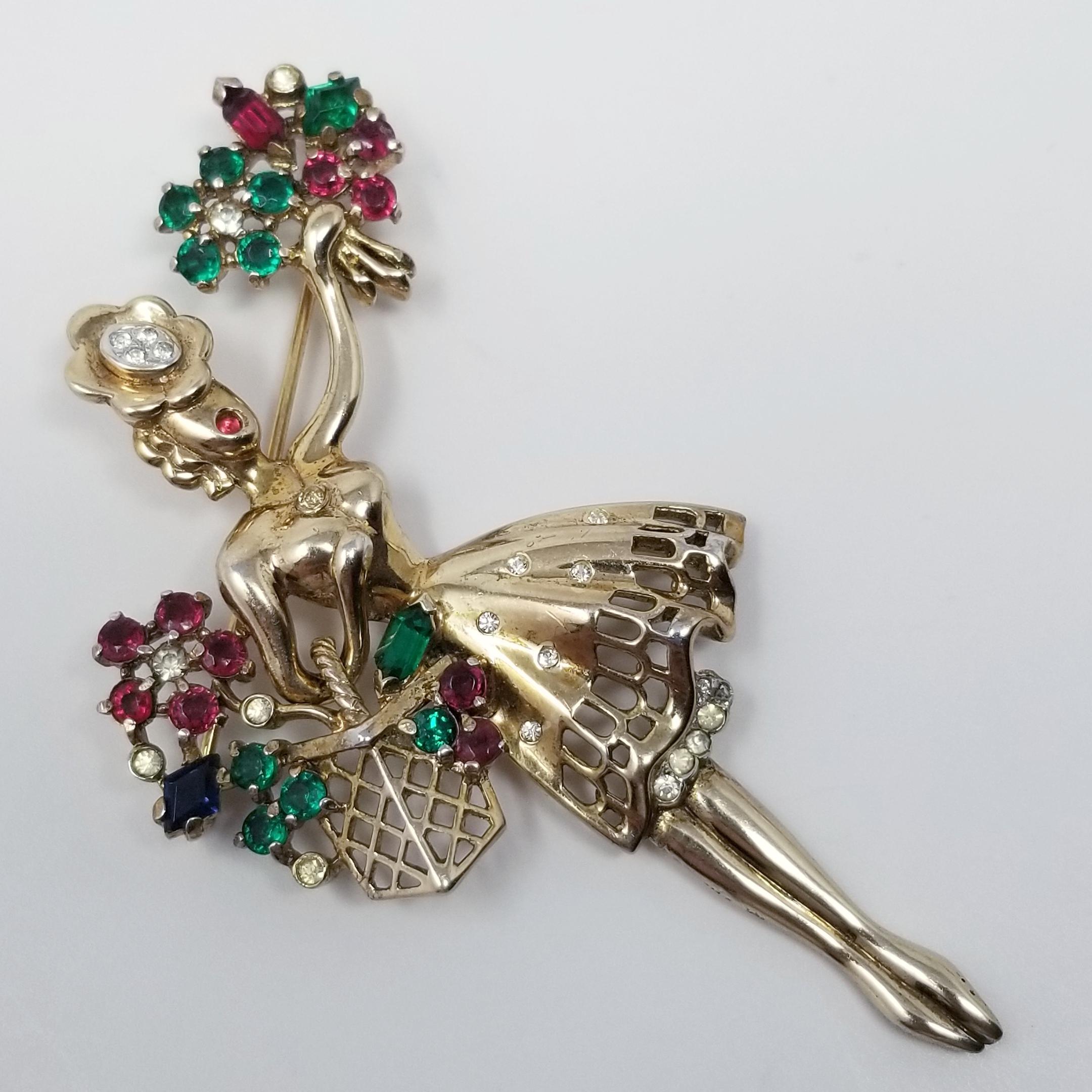 Ein Vintage 1947 Trifari Crown unterzeichnet Blumenmädchen. Facettierte simulierte Rubin-:: Smaragd-:: Saphir- und klare farbige Strasssteine. Entworfen von Alfred Philippe. Produziert von Trifari:: Krussman & Fishel. Zum Patent angemeldete Marke.