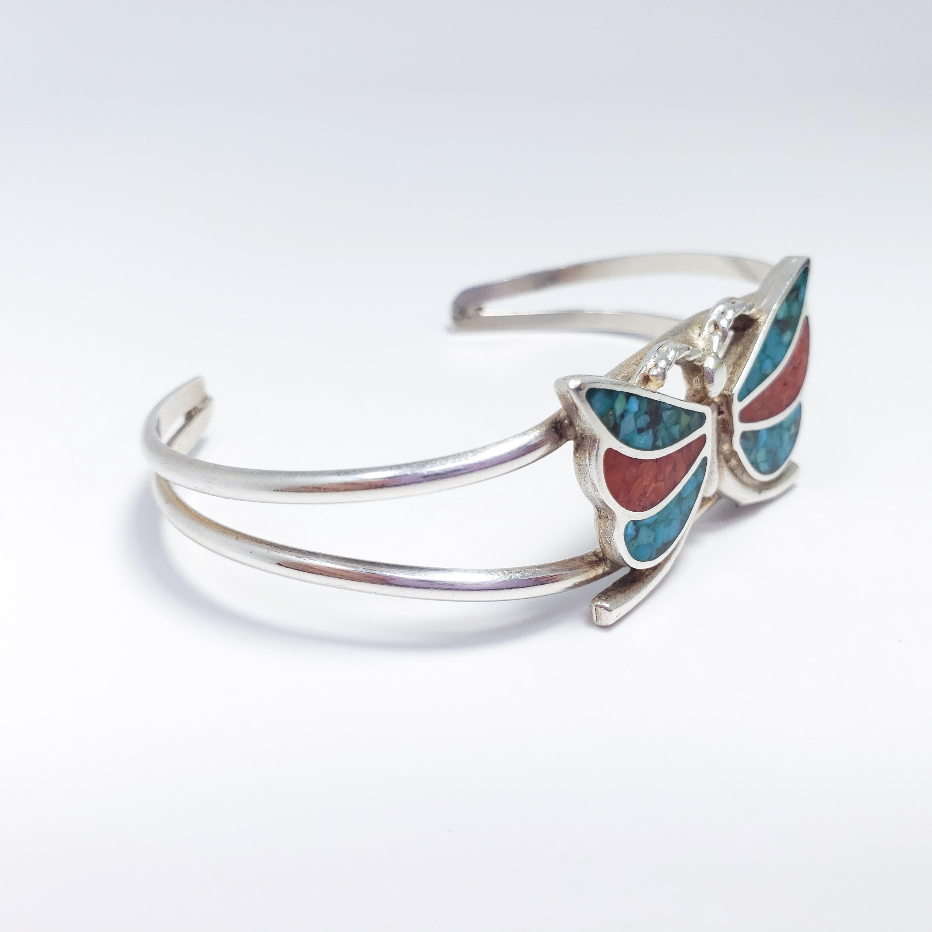 Ein indianisches Zuni-Armband aus den frühen bis mittleren 1900er Jahren. Diese stilvolle Manschette aus Sterlingsilber zeigt ein Schmetterlingsmotiv mit Flügeln aus Türkis und Koralle. Außergewöhnliche, minimalistische Zuni-Handwerkskunst! Innerer