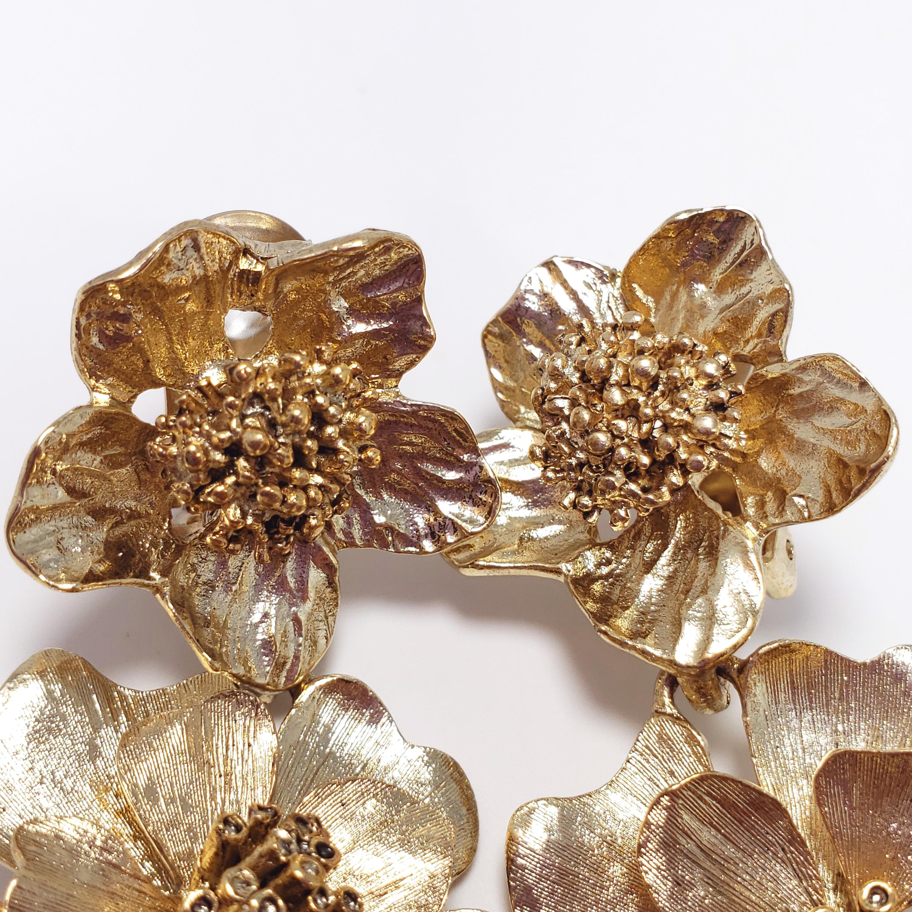 Oscar de la Renta Gold Bold Dangling Flower Drop Clip On Earrings In New Condition In Milford, DE