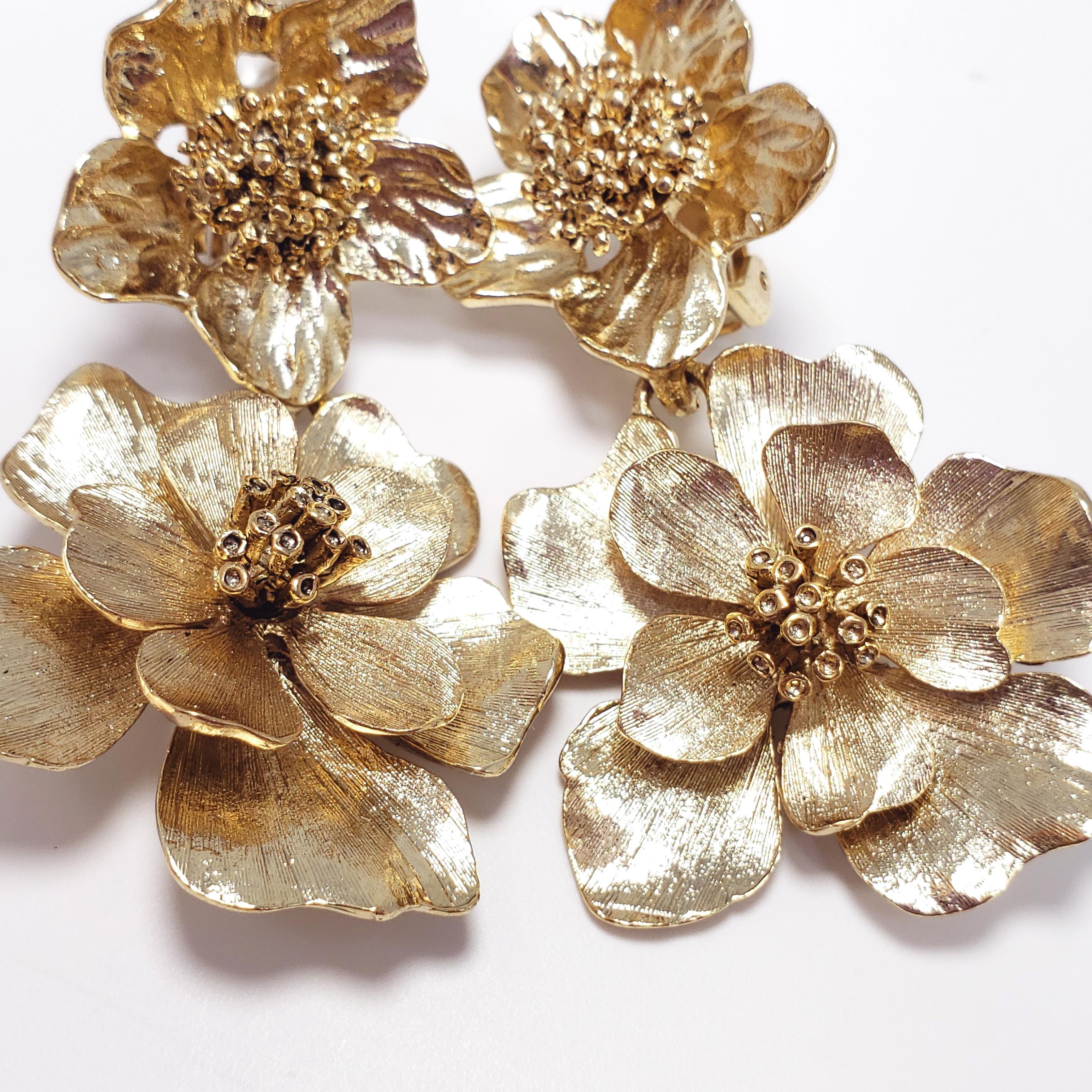 Women's Oscar de la Renta Gold Bold Dangling Flower Drop Clip On Earrings
