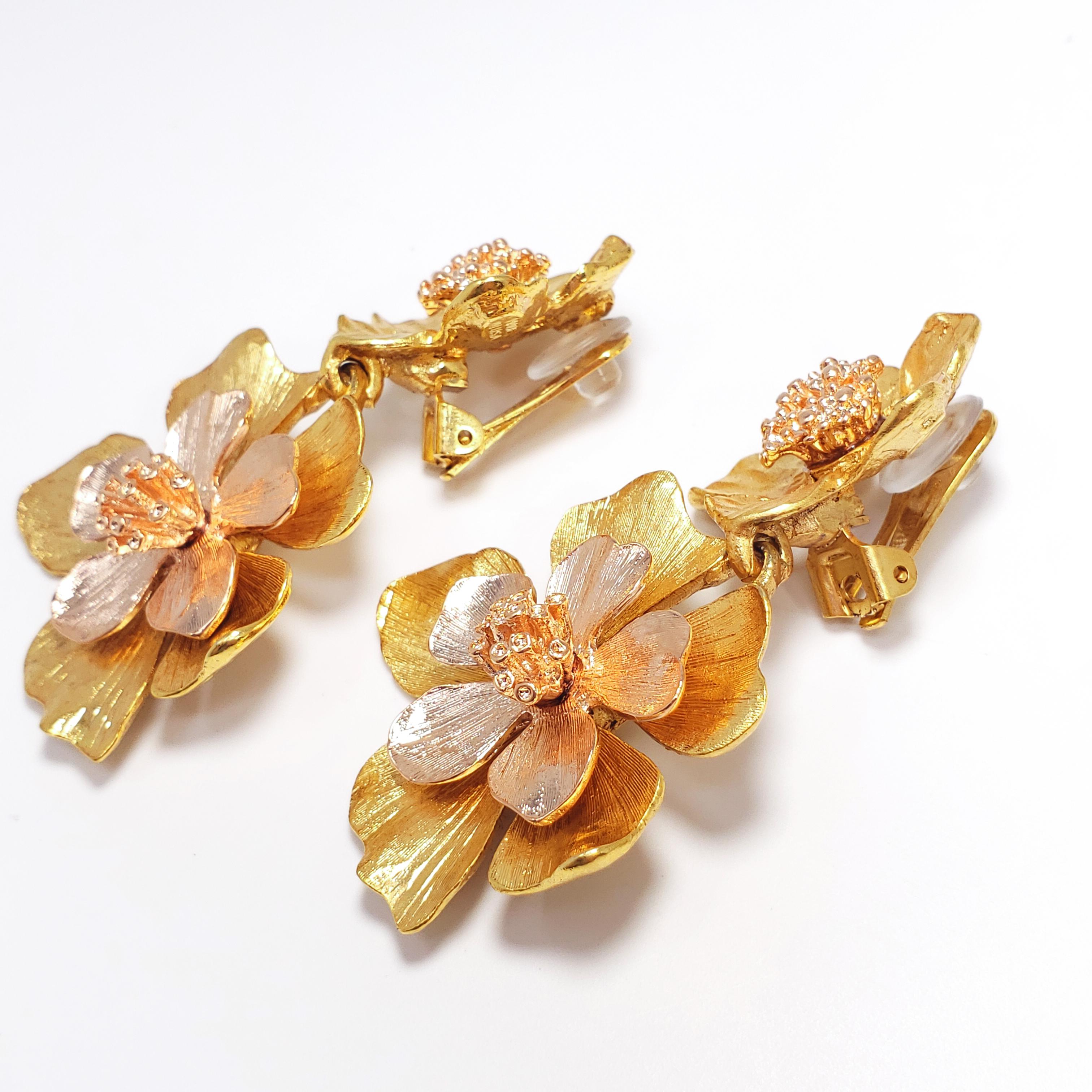 Women's Oscar de la Renta Yellow Gold Bold Dangling Flower Drop Clip On Earrings