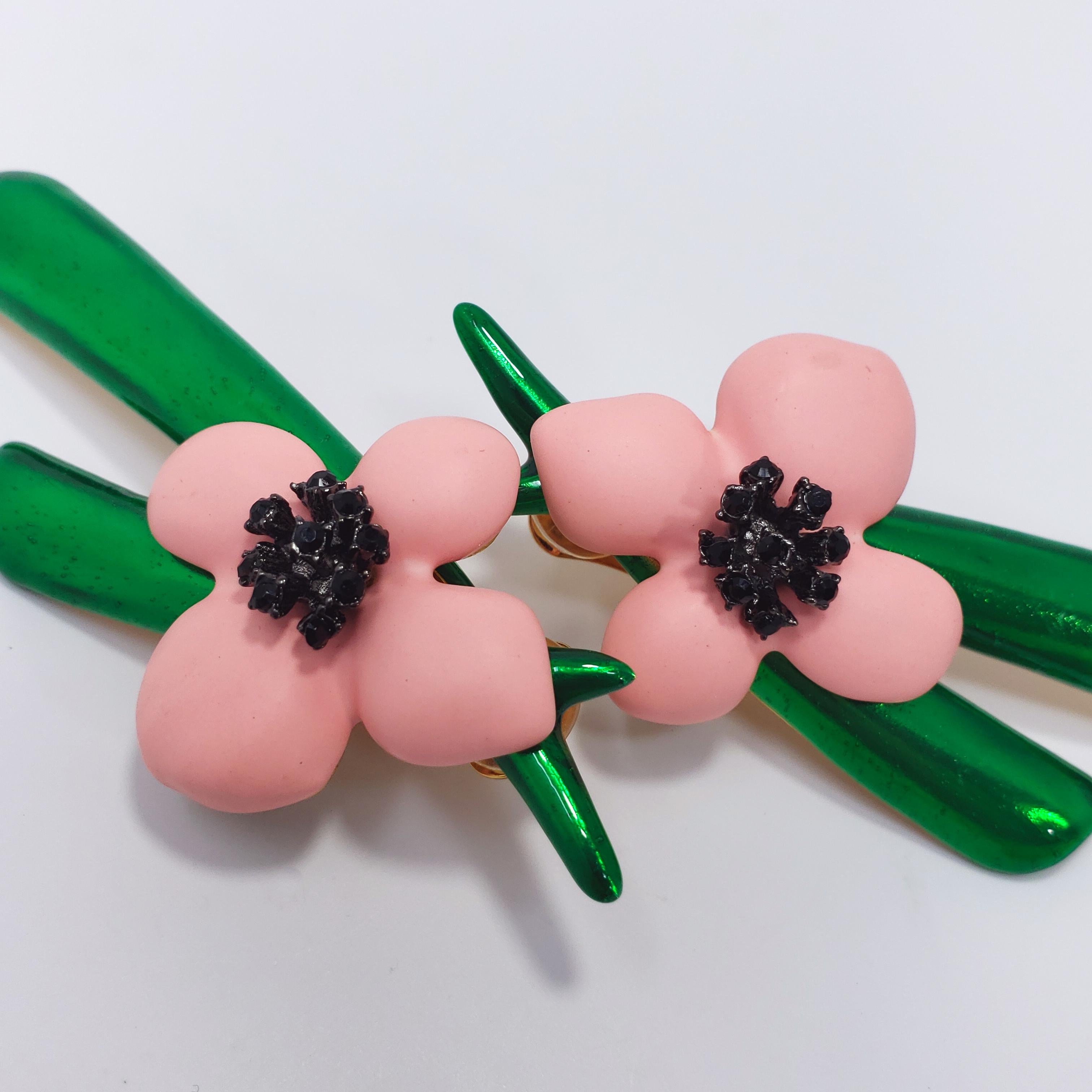 Women's Oscar de la Renta Pink Resin & Green Enamel Flower Clip On Earrings in Gold