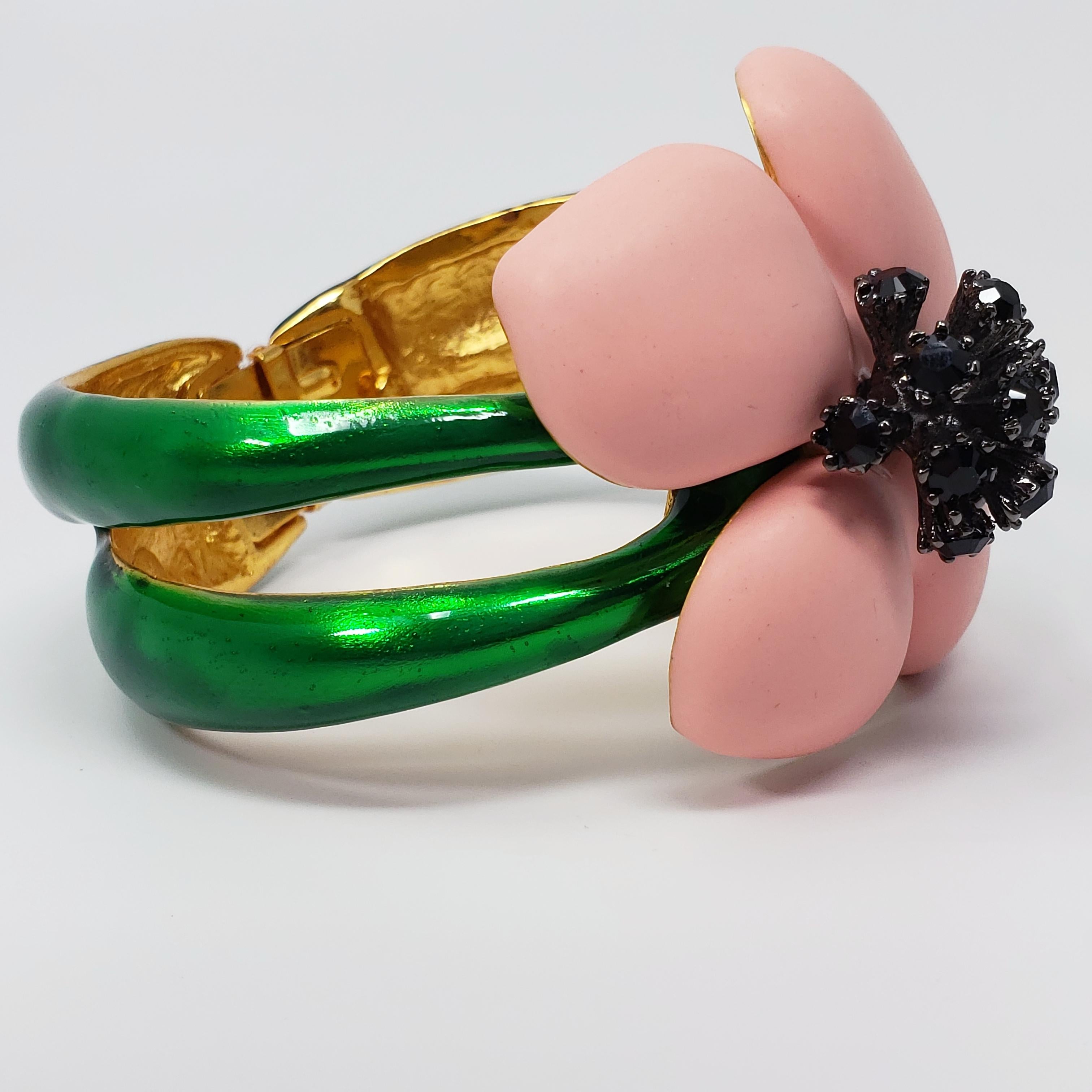 Oscar de la Renta Soft Pink Resin & Green Enamel Gold Plated Flower Bracelet In New Condition In Milford, DE