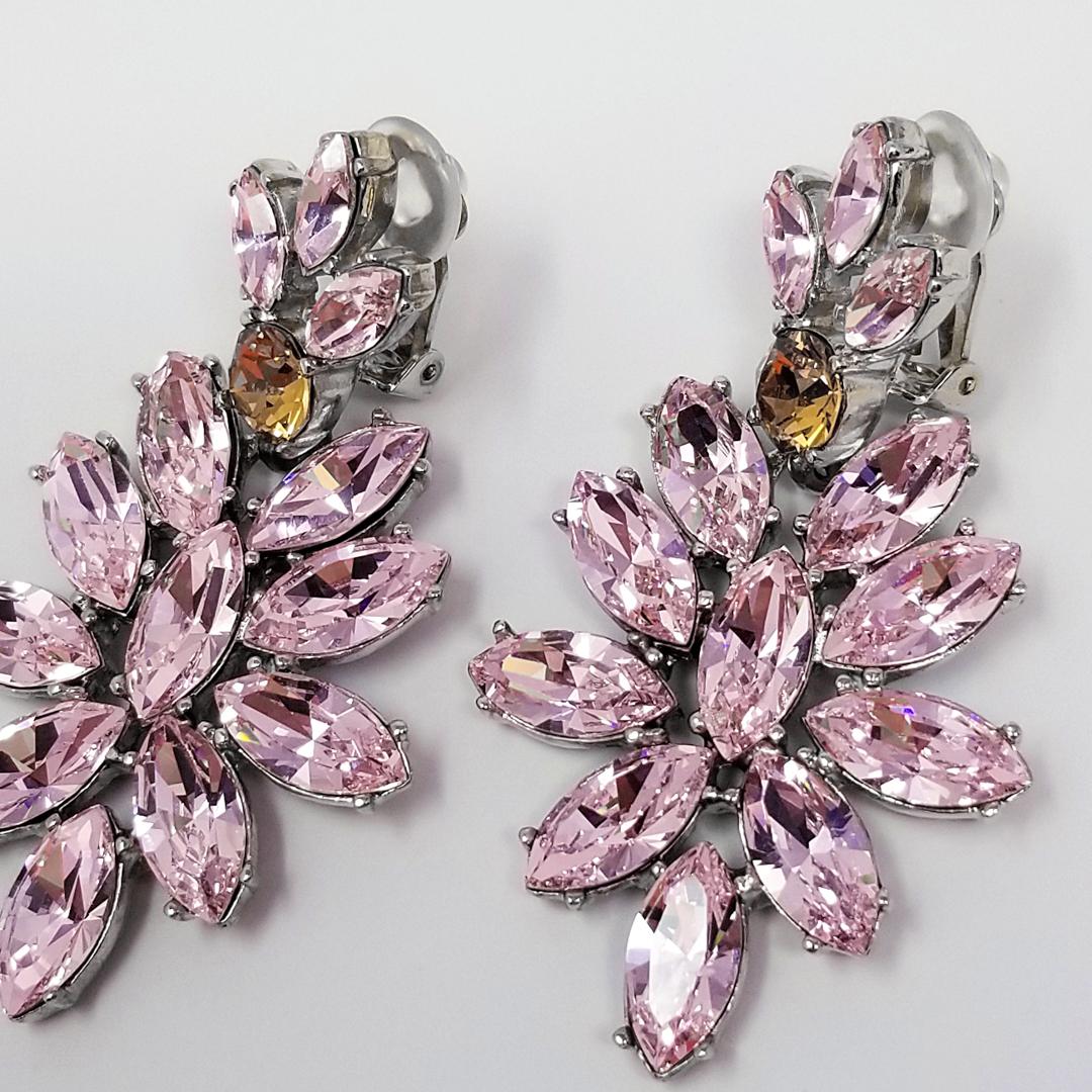 A single smoky tangerine stone is surrounded by a dangling cluster of amethyst crystals. These large rhodium plated clip on earrings by Oscar de la Renta are sure to mesmerize everyone around you!

...

Tags, Marks, Hallmarks: Oscar de la Renta,