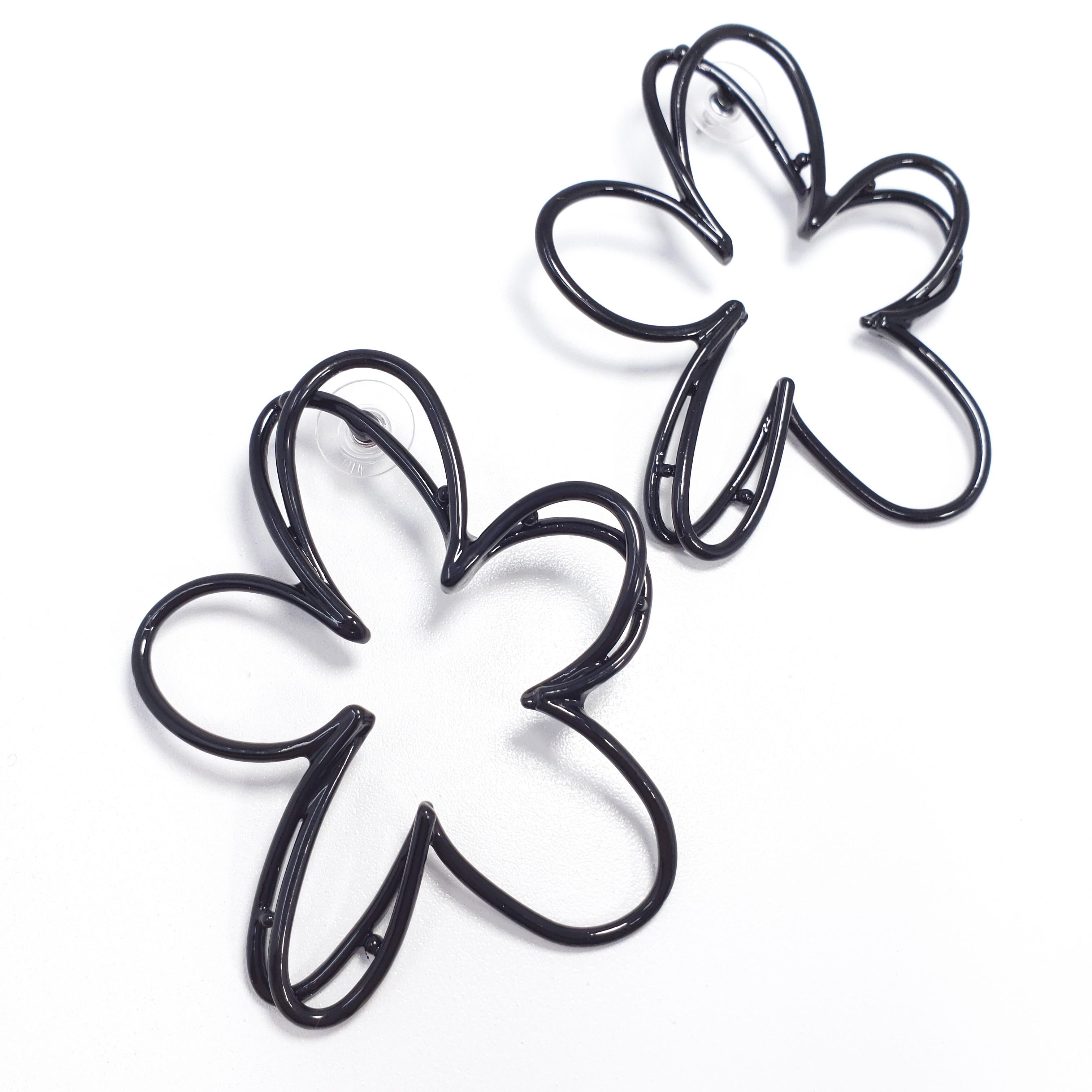 Inspired by Oscar de la Renta's runway prints, these earrings are molded into a gunmetal botanical scribble and coated with black enamel.

• 2.8” x 2.3
