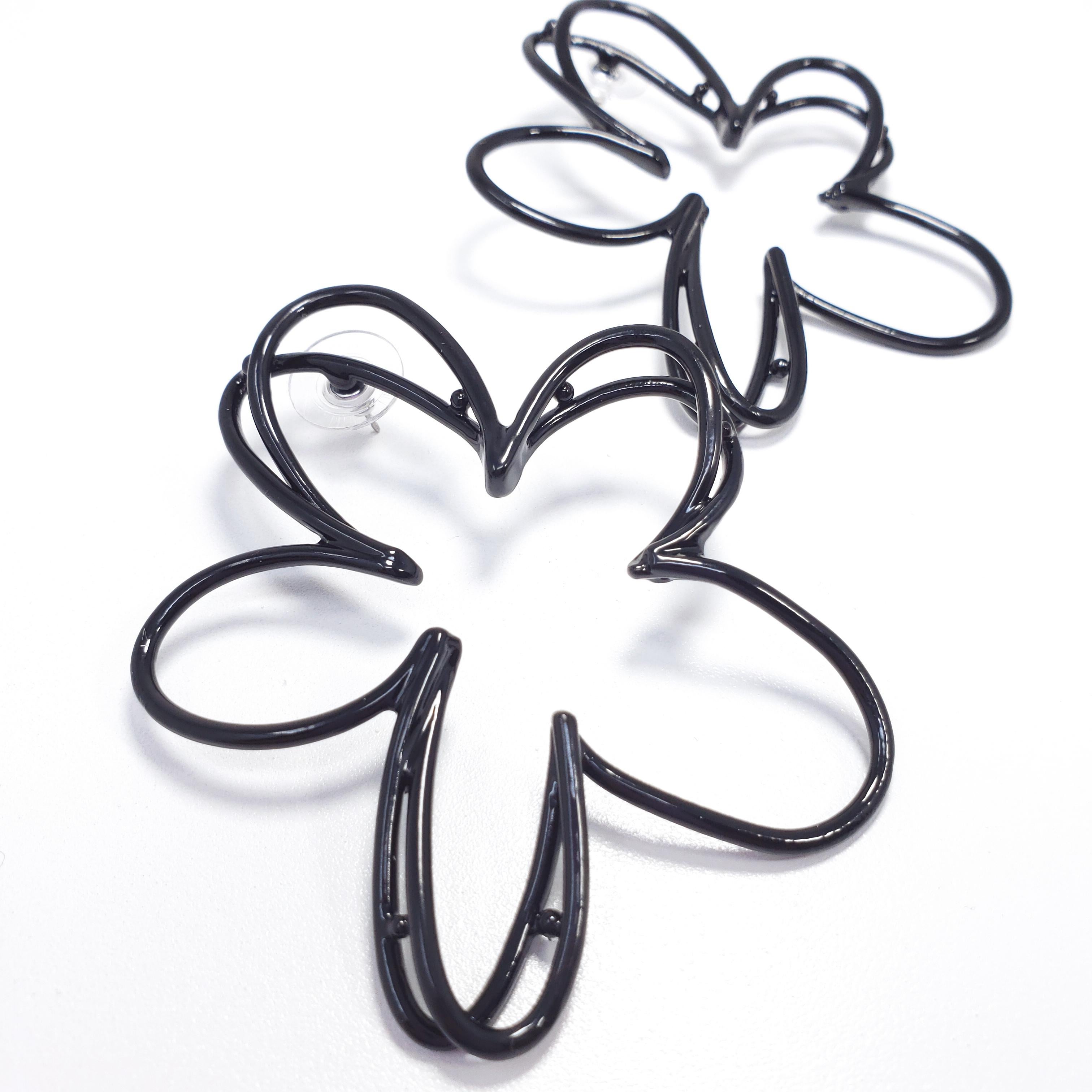 Modern Oscar de la Renta Botanical Scribble Flower Earrings in Black Enamel