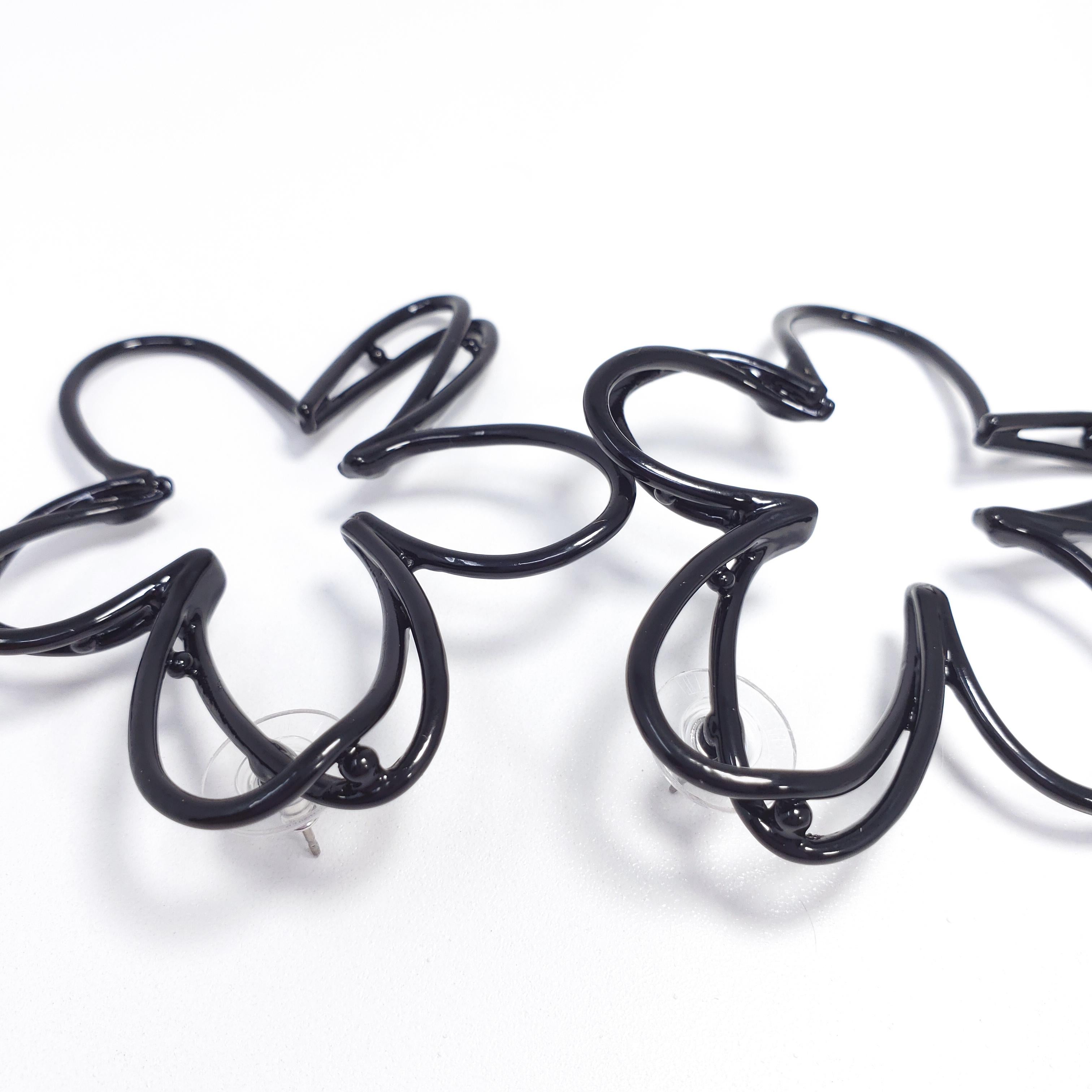 Oscar de la Renta Botanical Scribble Flower Earrings in Black Enamel In New Condition In Milford, DE
