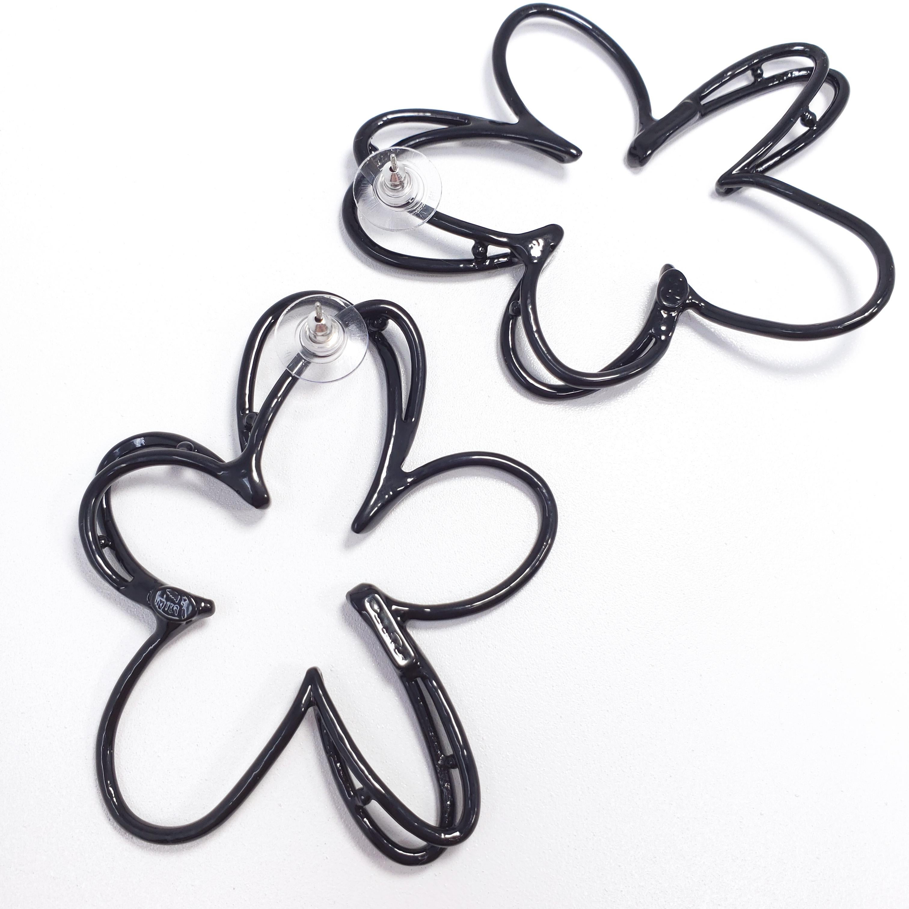 Women's Oscar de la Renta Botanical Scribble Flower Earrings in Black Enamel