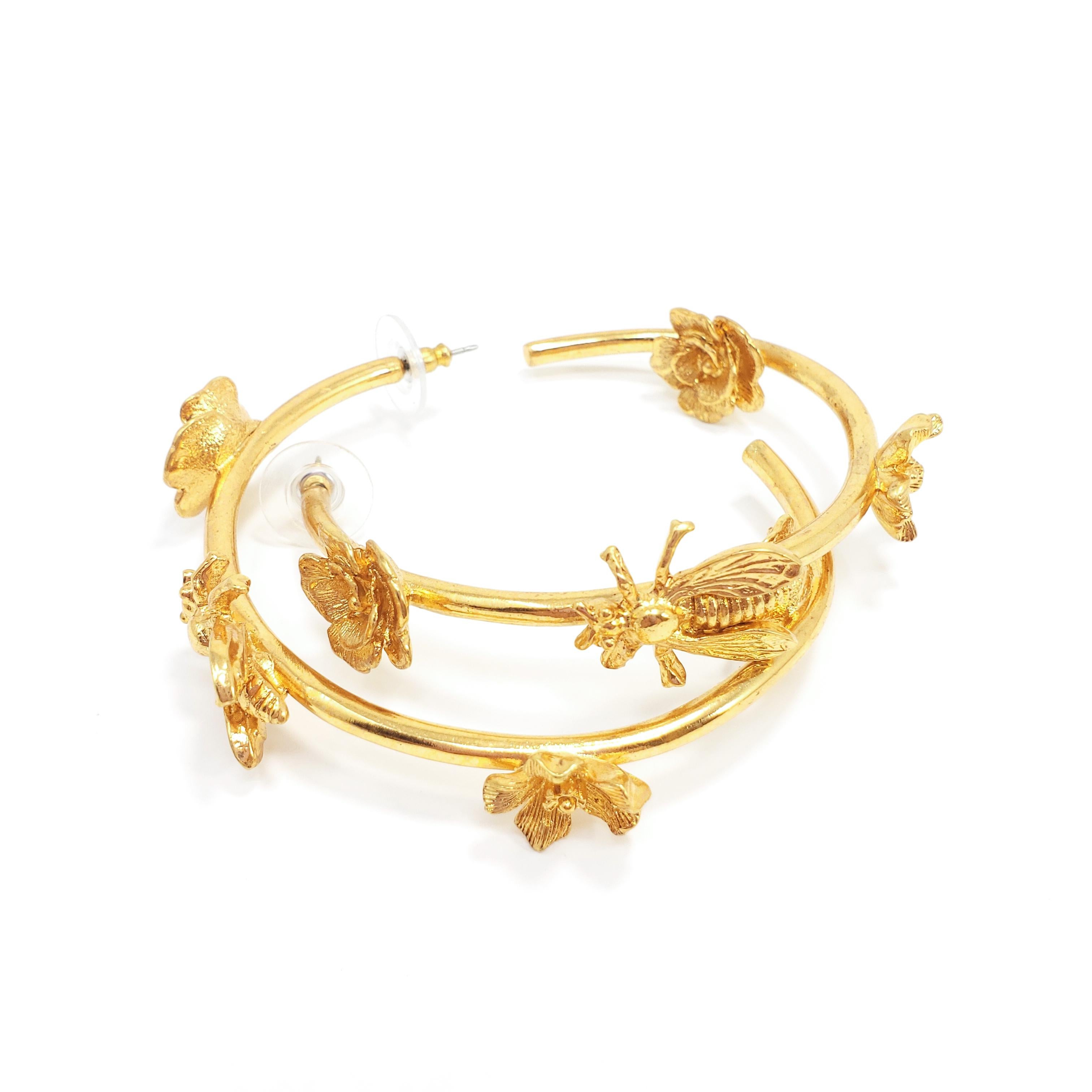 A pair of open hoop earrings by Oscar de la Renta. Plated in 24K gold, decorated with wasp and floral motifs.  Post backs. Stylish!

Hoop diameter 6 cm, motifs 1.5 cm wide