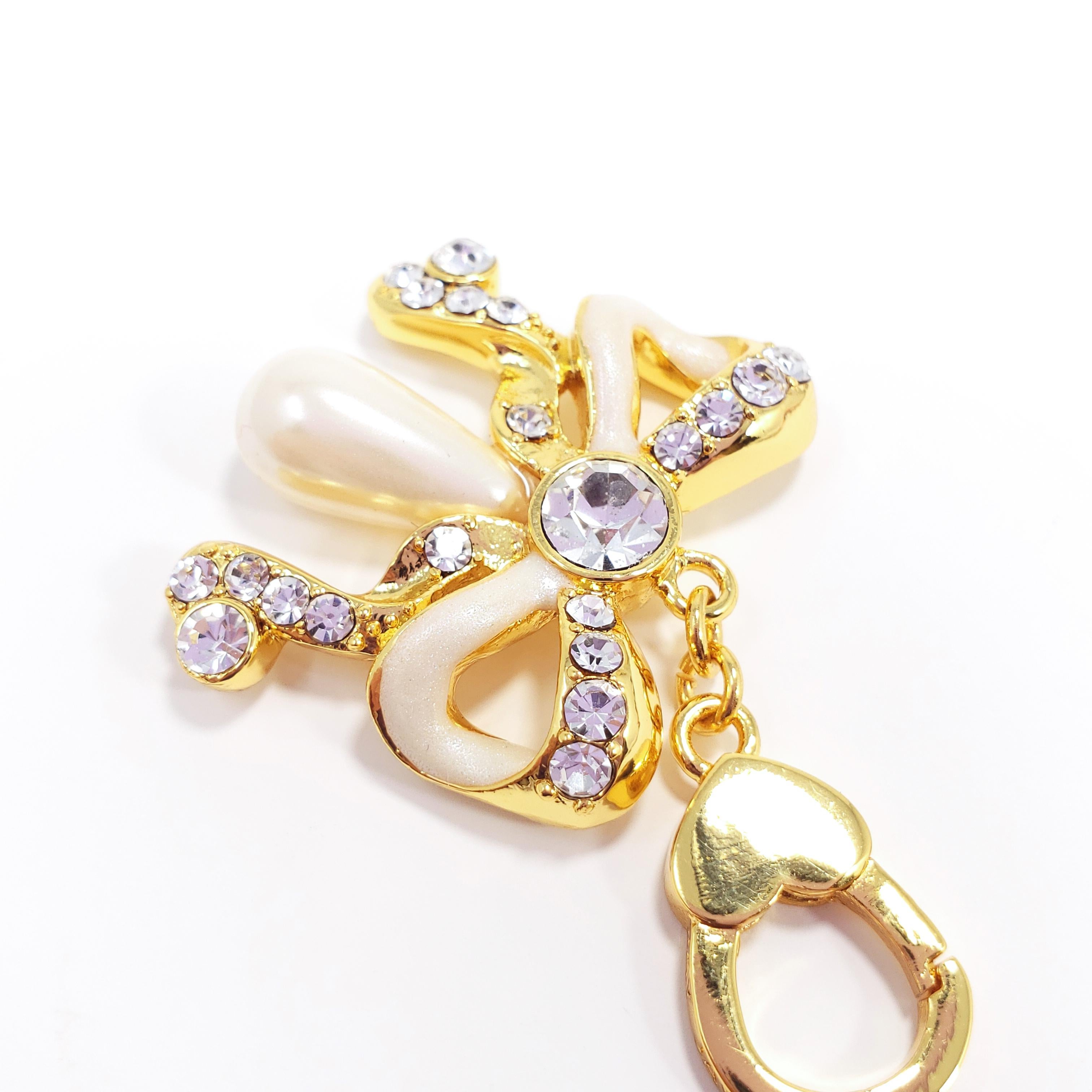Taille ronde Breloque avec nœud en fausse perle d'eau de Jay en or, avec émail et cristaux en vente