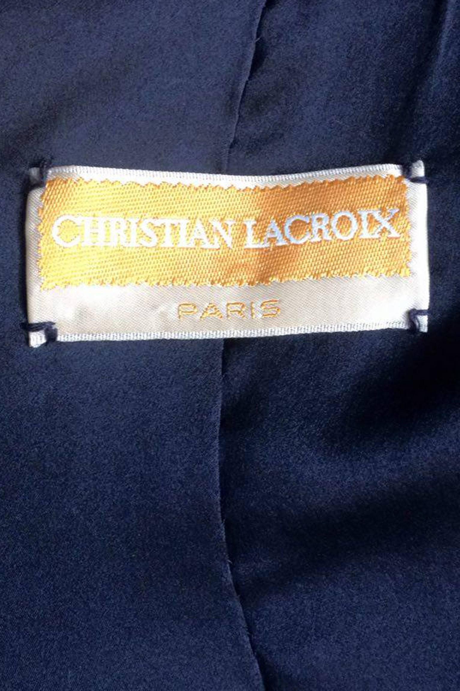Ein lavendelfarbener Christian Lacroix Haute Couture Blazer für Frühjahr/Sommer 1993 mit einer wunderschönen, komplizierten schwarzen Soutache-Stickerei rundherum. Die Stickerei, die knapp unterhalb des abgerundeten Revers beginnt, verläuft parallel