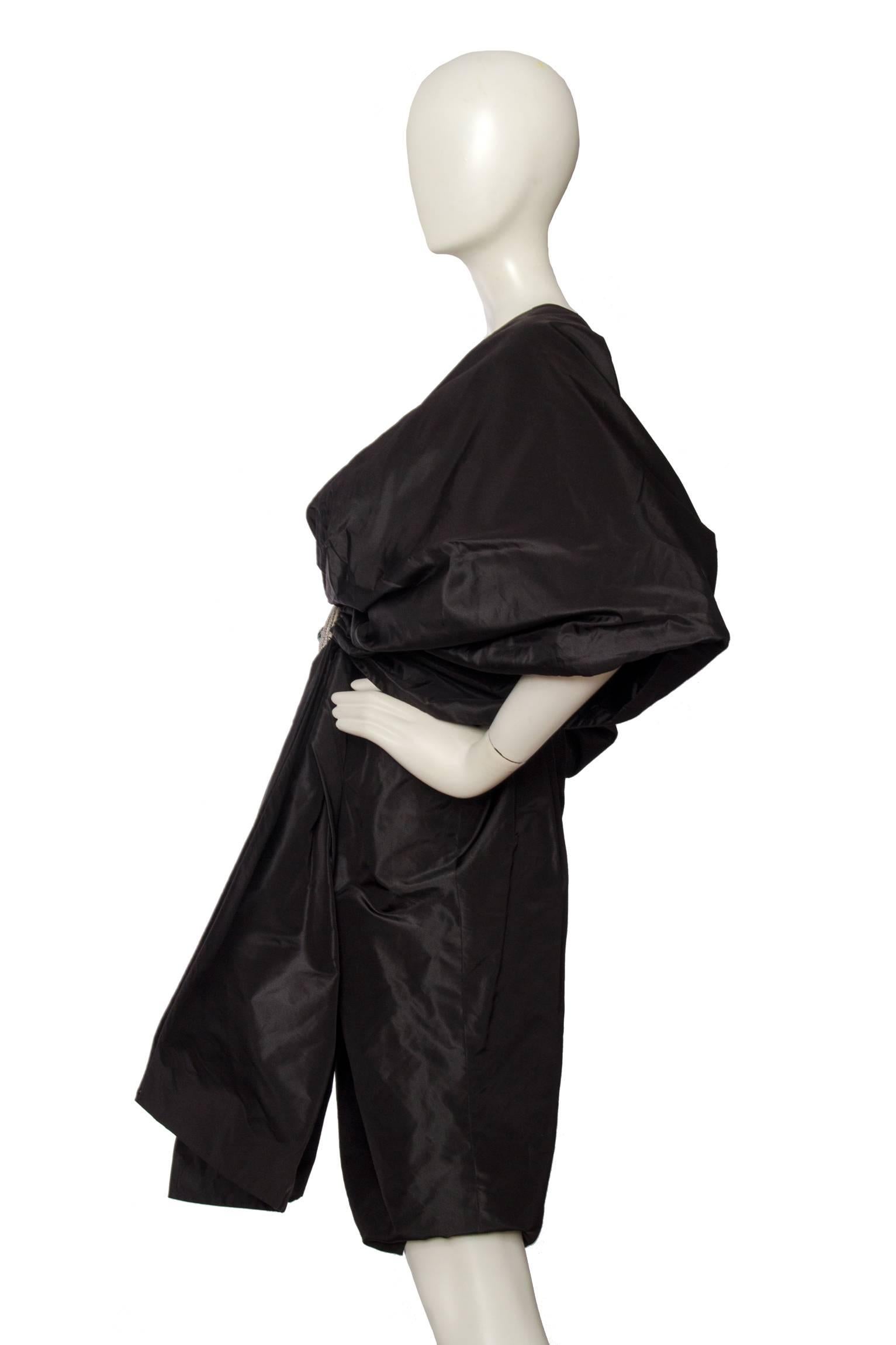A fun 80s Chloé ´bow´ black taffeta cocktail dress with a secondary fitted strap dress with a large bow detail attached to the front. The bow is to be worn as sleeves covering the entire upper arm and the shoulders and measures 52 cm in