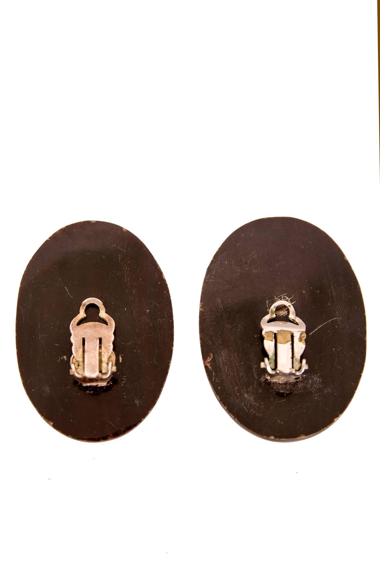A pair of 1980s Gerda Lynggaard for Monies oval bone clip-on earrings. 

The earrings are stamped: Gerda Lynggaard pour Monies Copenhagen.