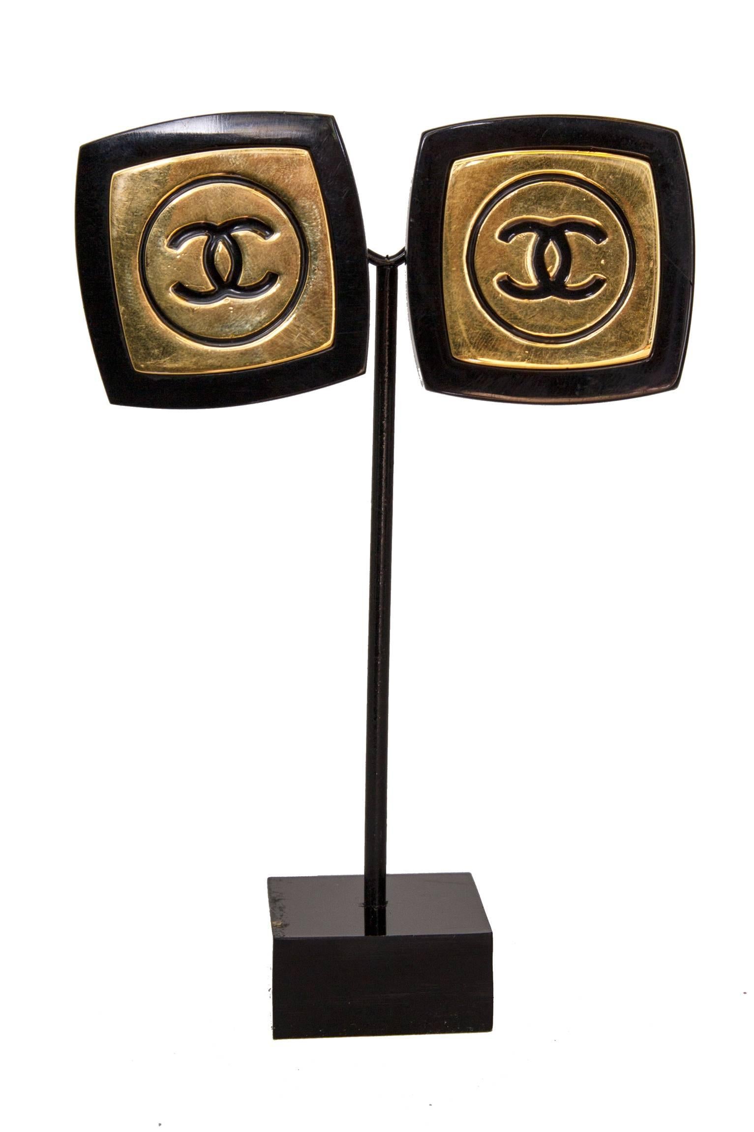 80s Chanel Black & Gold Plated Logo Clip-on Earrings In Good Condition In Copenhagen, DK