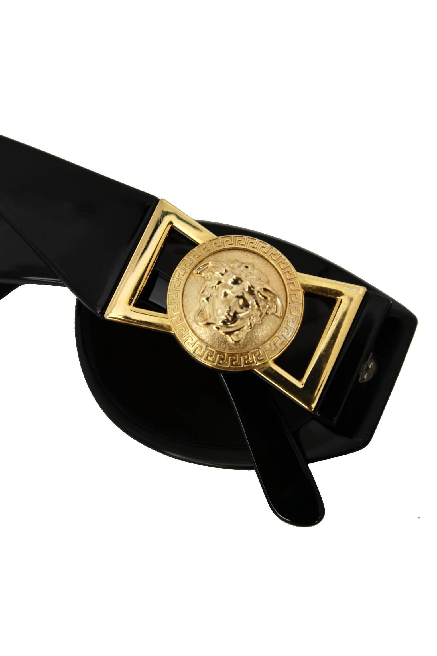 90s Gianni Versace Black Sunglasses w. Gold Medusa In Good Condition In Copenhagen, DK