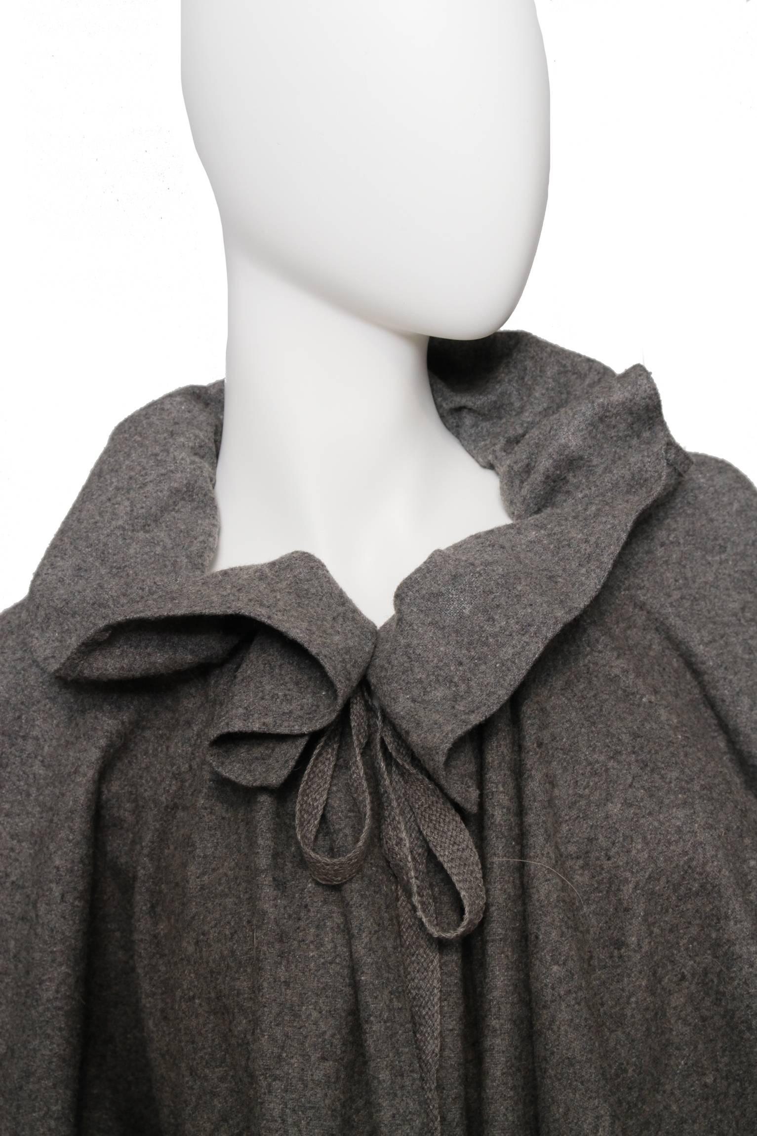 Women's Grey Per Spook Ruffled Wool Cape