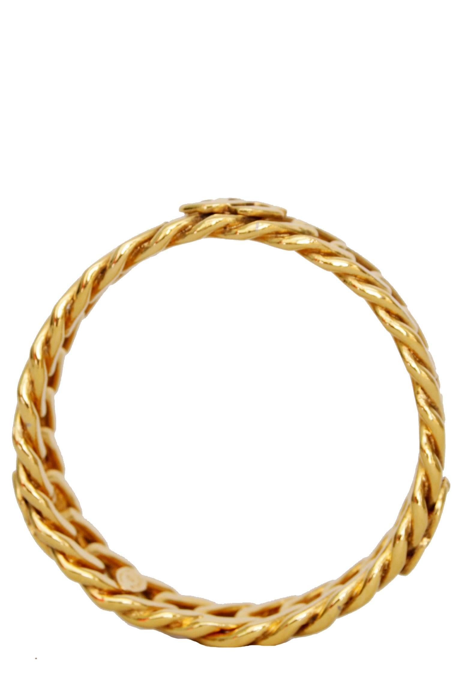 A stunning 1980s Chanel gold-toned chain bracelet with three double-C logos on the side. 

The logos measure 1.8x1.5 cm 

The bracelet is stamped: 