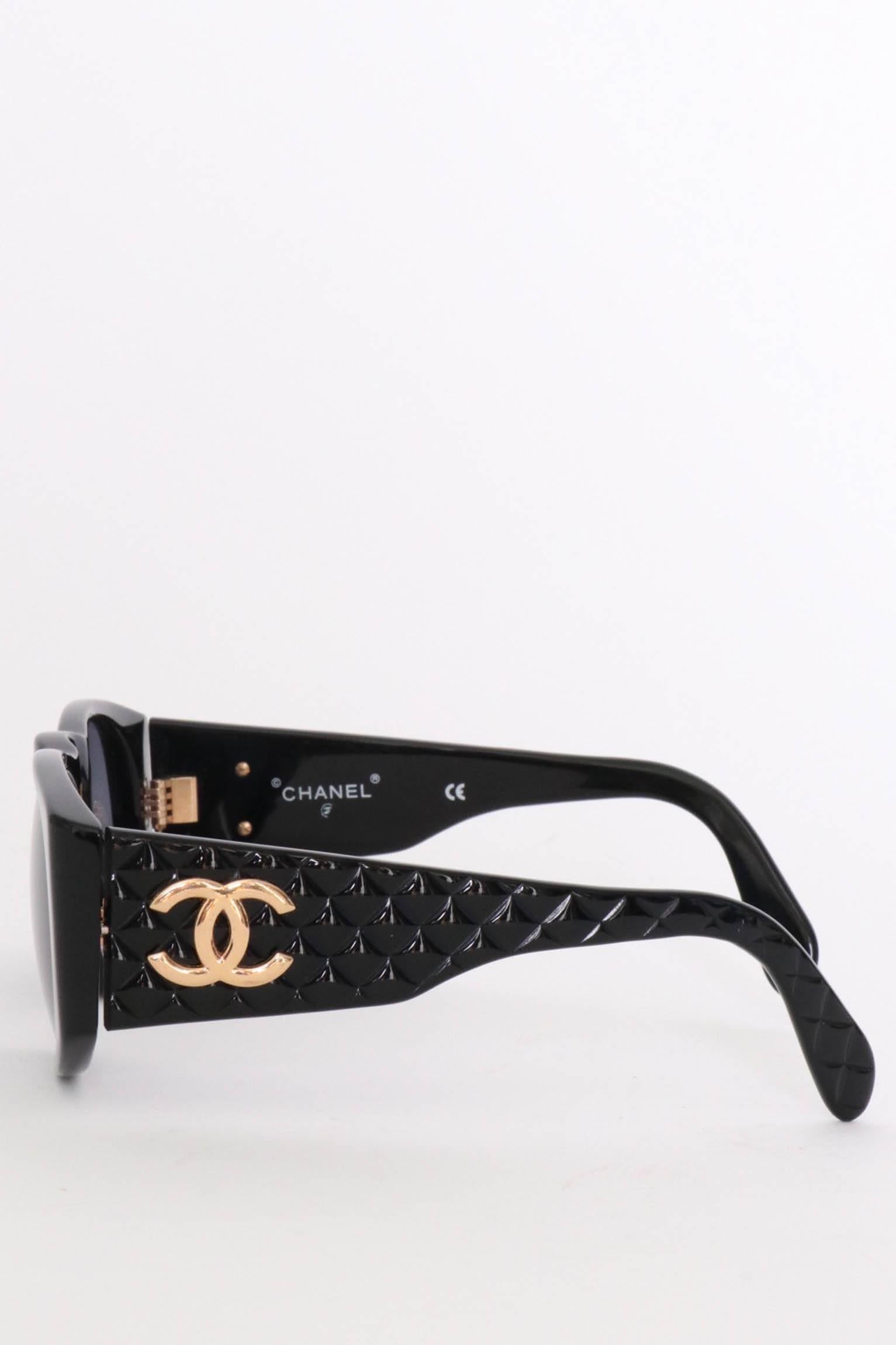 A pair of 1980s Chanel sunglasses with quilted sides, square frames and a large gold-toned Chanel double 'cc' logo situated on both temples. 

The sunglasses have the following measurements:
Temple length: 12.5 cm
Bridge size: 1 cm
Eye size: 6 cm 