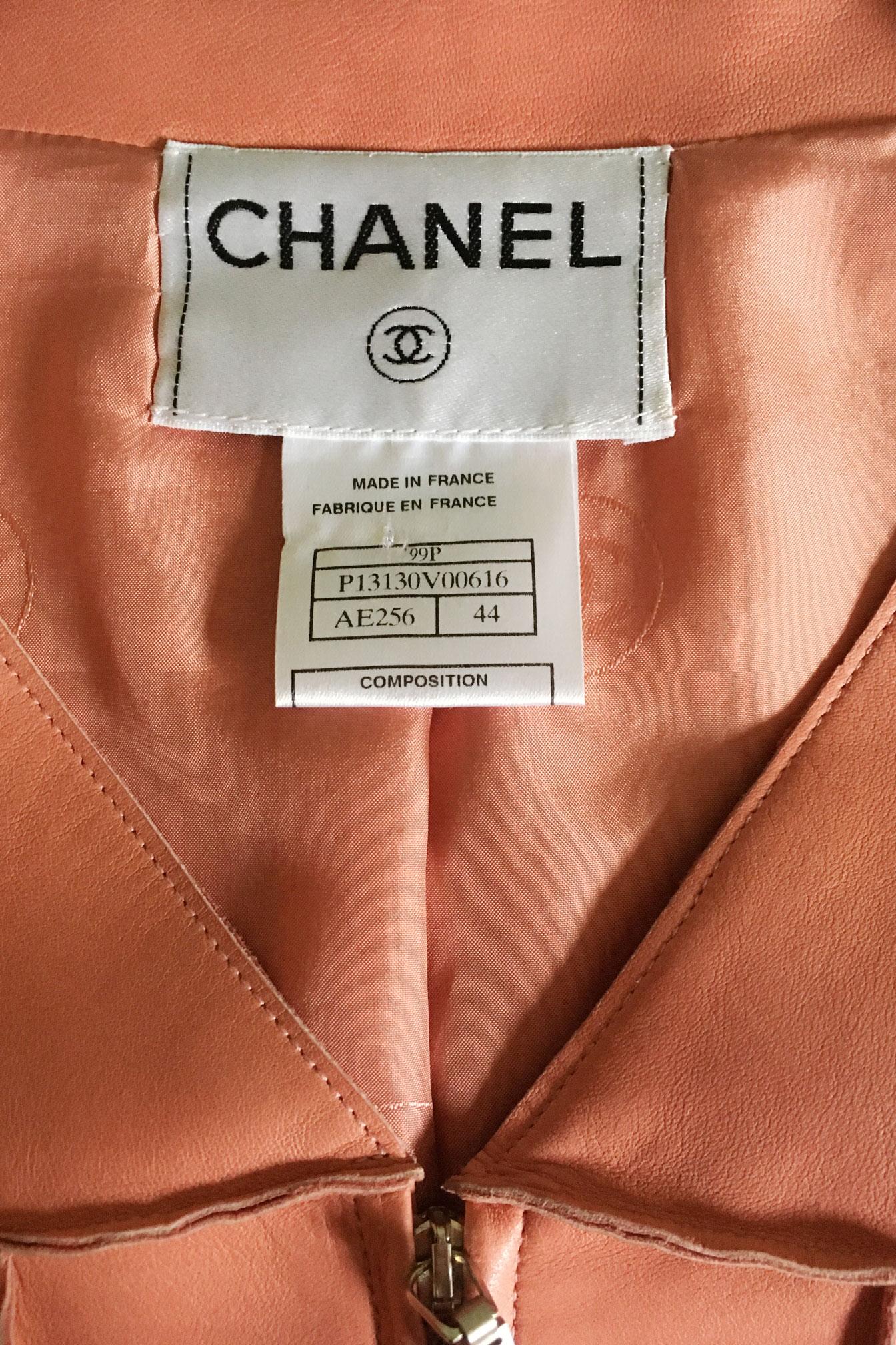 A fabulous 1990s Chanel pink leather jacket with a v-shaped neckline, a front zipper closure and long straight sleeves. The bodice is made of vertical panels and features patch pockets on both sides of the midriff. Shoulder-pads forms rounded