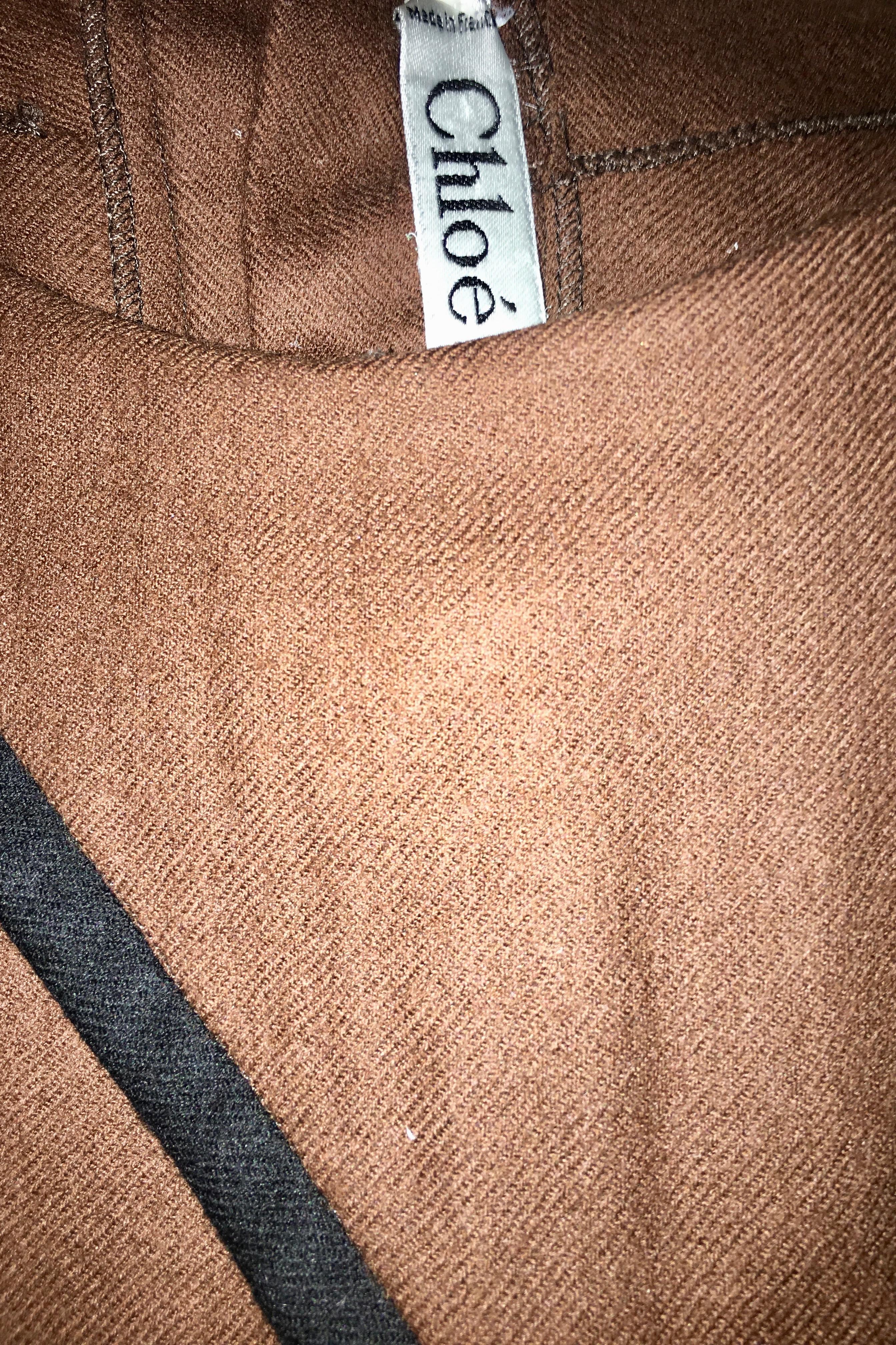 A 1970s Chloé by Karl Lagerfeld brown wool dress with long sleeves, a round neckline and pointed collar. The long sleeved dress closes in the back with button down back. The dress is unlined. 

The size of the dress corresponds to a modern size