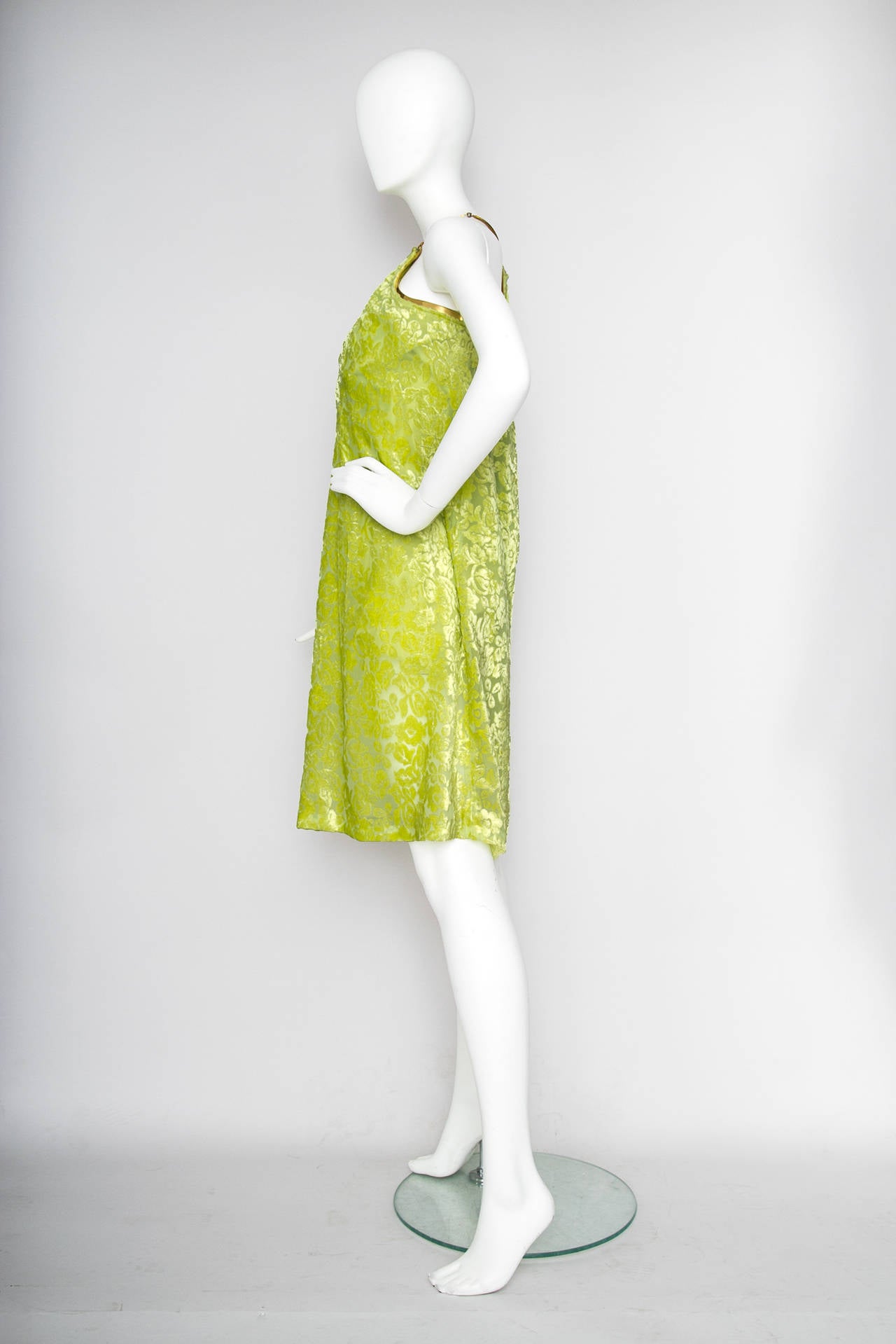 Stunning 1960s Green Burned Velvet Dress W Gold Hardware In Good Condition For Sale In Copenhagen, DK
