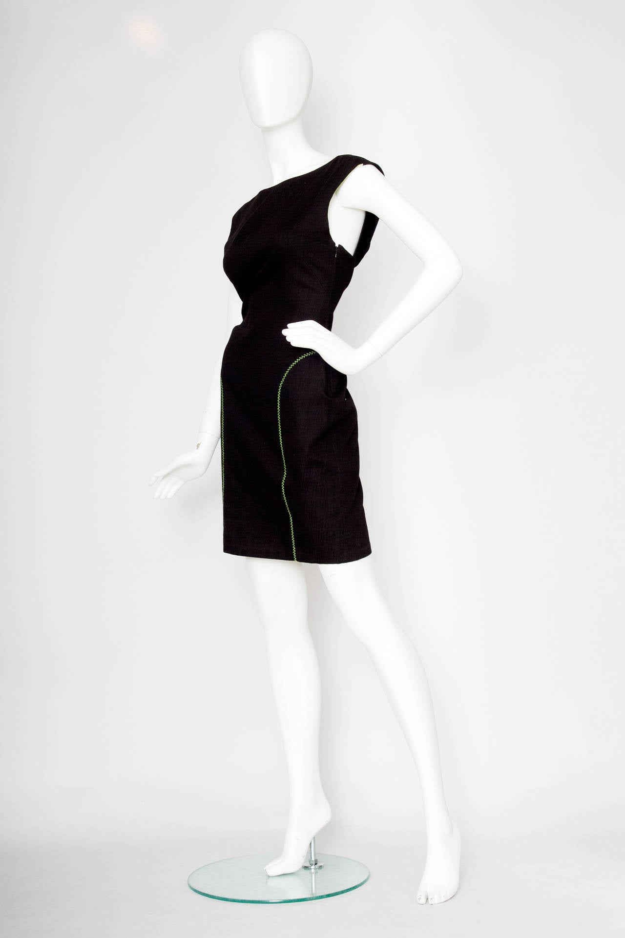 1980s Gianni Versace Couture Black Cotton Dress W. Green Topstitching In Excellent Condition For Sale In Copenhagen, DK