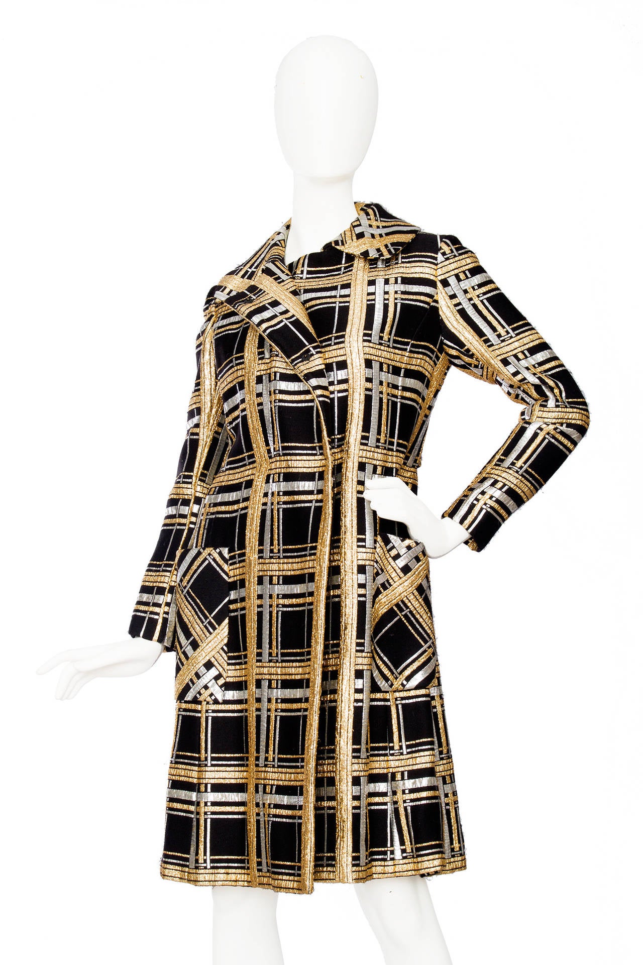 A gorgeous 1970s Valentino Boutique coat with a graphic gold and silver lurex thread pattern and a front push button closure. On the front, the coat has two large patch pockets and is fully lined. 

The size of the coat corresponds to that of a