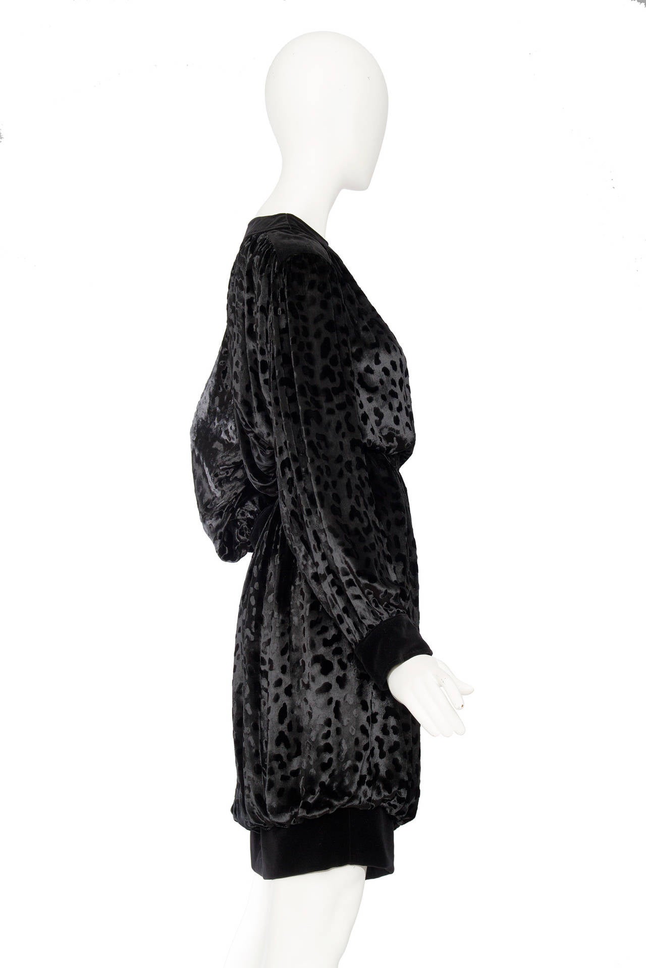 80s Yves Saint Laurent Rive gauche Black Silk Velvet Ensemble In Excellent Condition For Sale In Copenhagen, DK