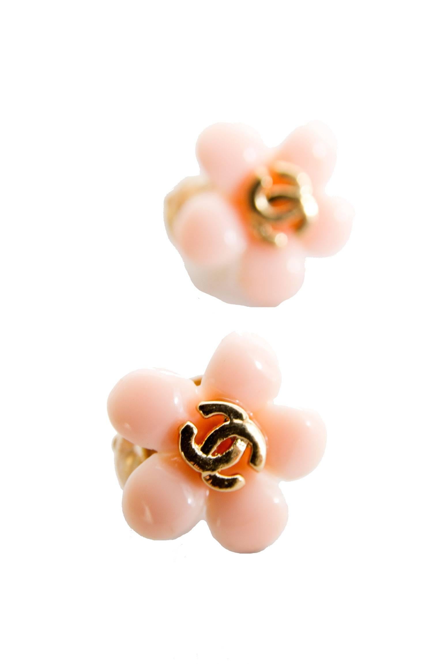 1980s Pale Pink Chanel Flower Logo Clip-on Earrings In Fair Condition In Copenhagen, DK