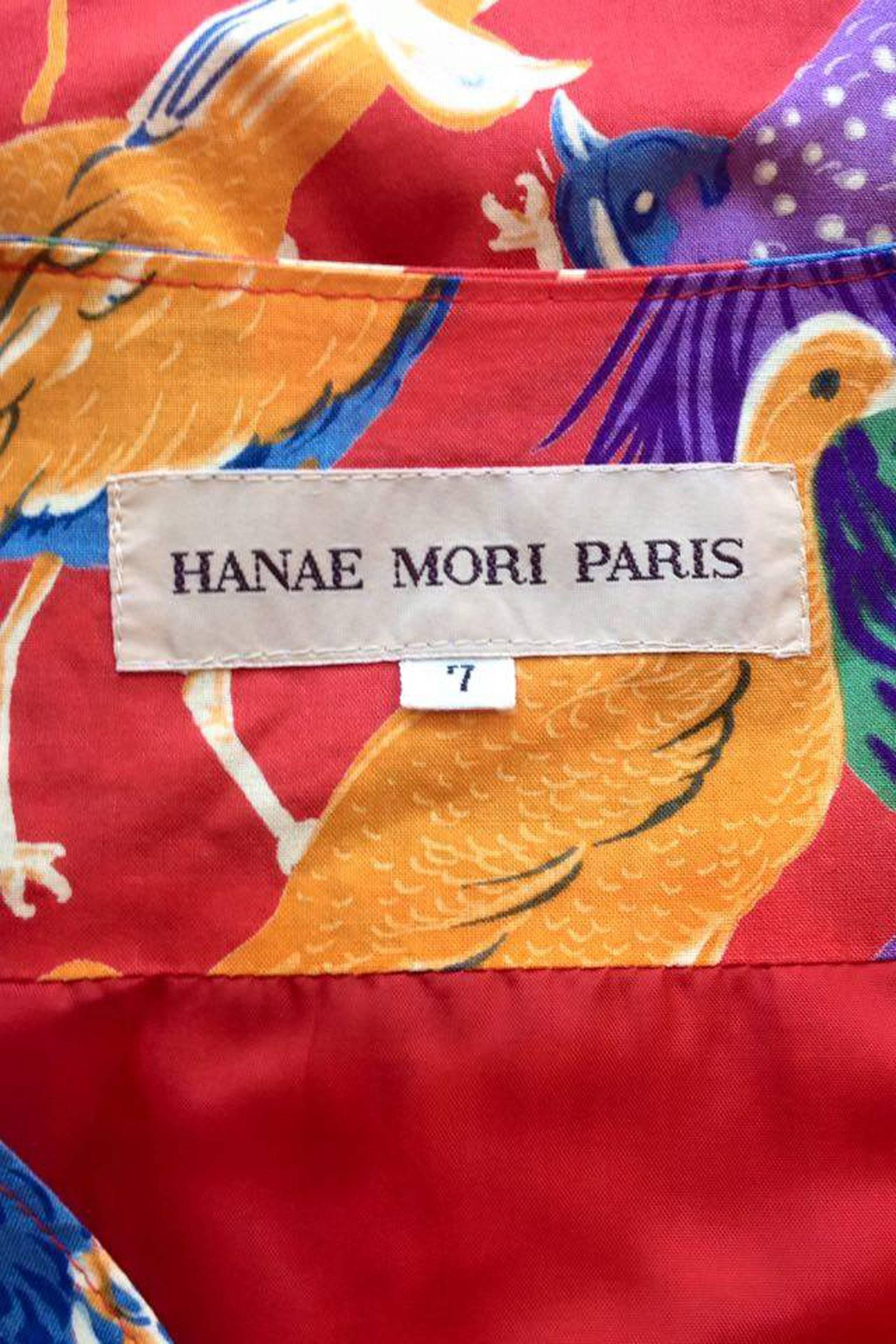 A fun 1980s Hanae Mori Paris colorfull cotton shift dress with a button down front and a small slit in the centre front of the skirt. The bold print shows an array of different birds. The dress comes with a matching detachable belt which has a small