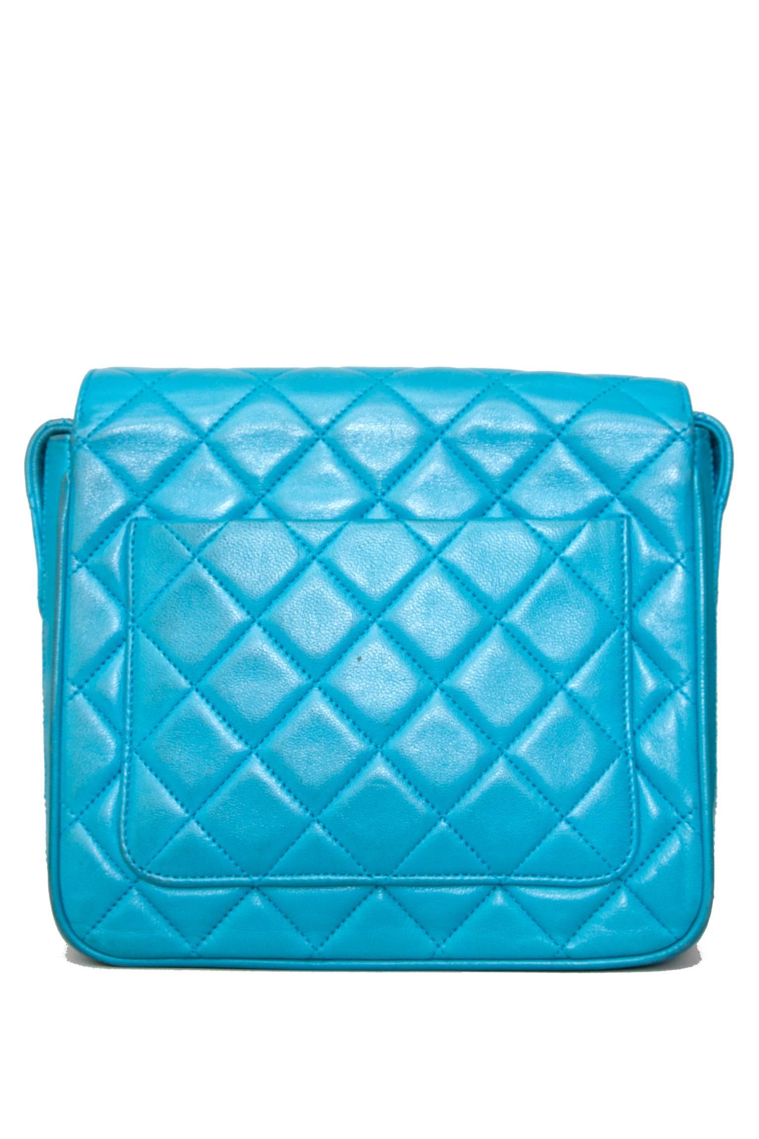 90s Turquoise Chanel Quilted Leather Shoulder Bag  In Good Condition In Copenhagen, DK