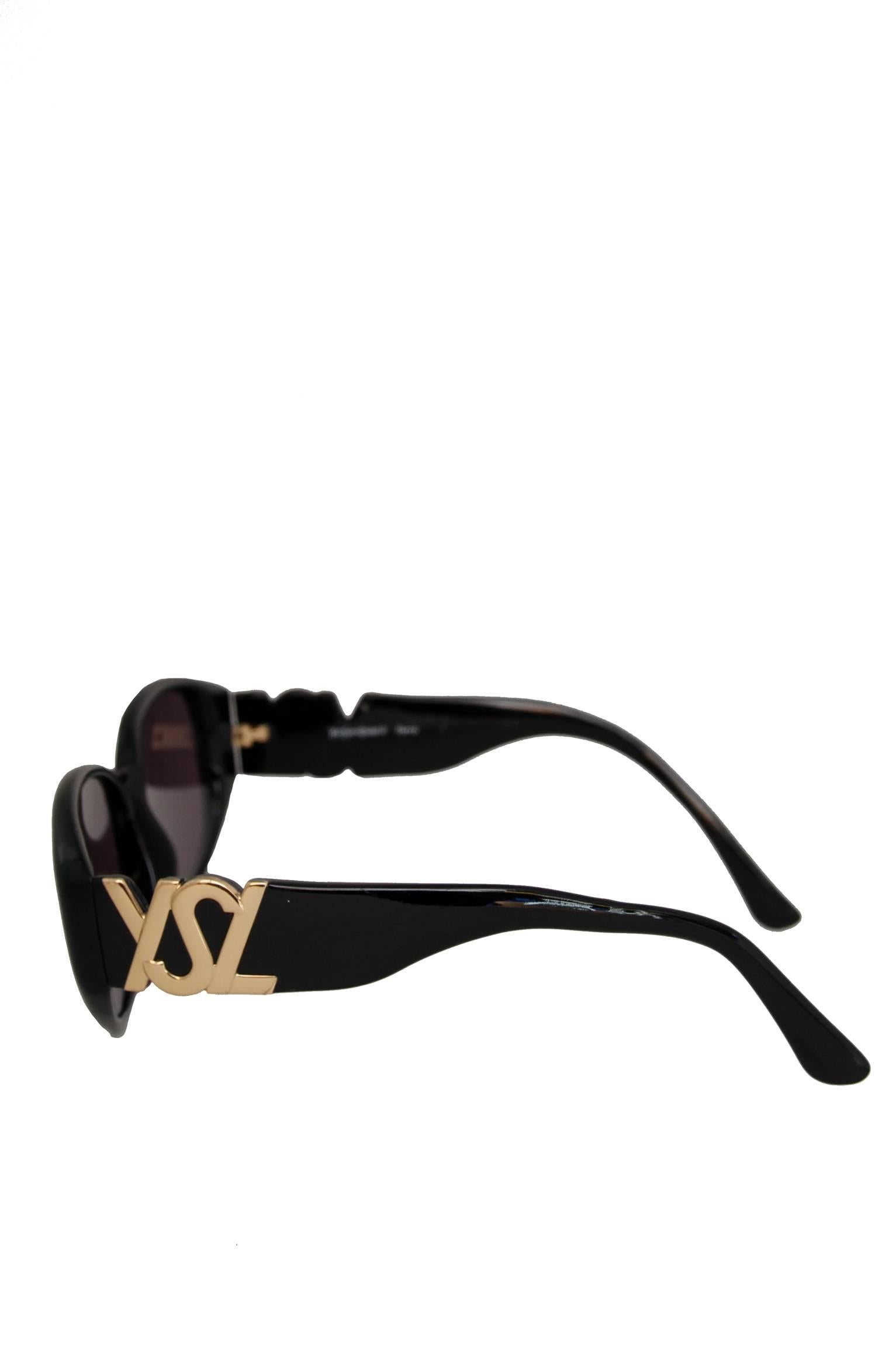 1990s Yves Saint Laurent Black Frame Sunglasses W. Gold 'YSL' Detail In Good Condition In Copenhagen, DK
