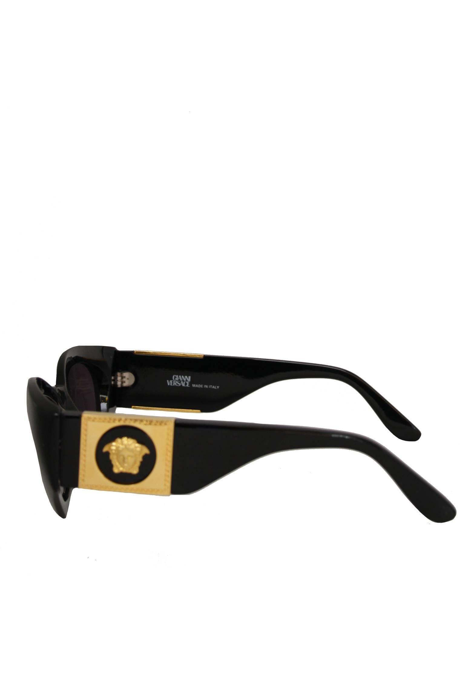A Pair of 1990s Gianni Versace Black Frame Sunglasses W. Gold Colored Medusa In Good Condition In Copenhagen, DK