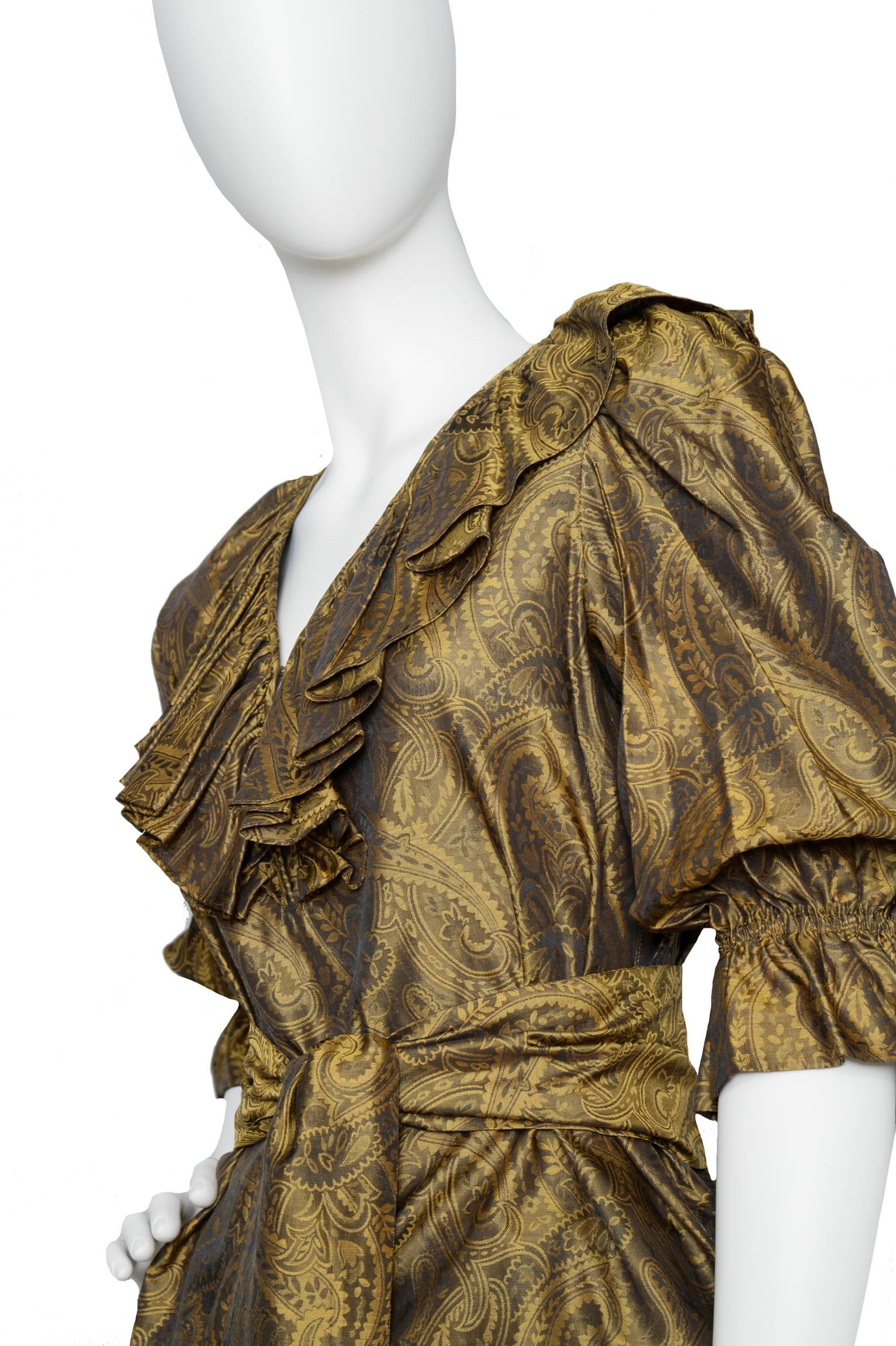 A 1980S Yves Saint Laurent Gold Brocade Skirt & Blouse Ensemble  In Good Condition For Sale In Copenhagen, DK