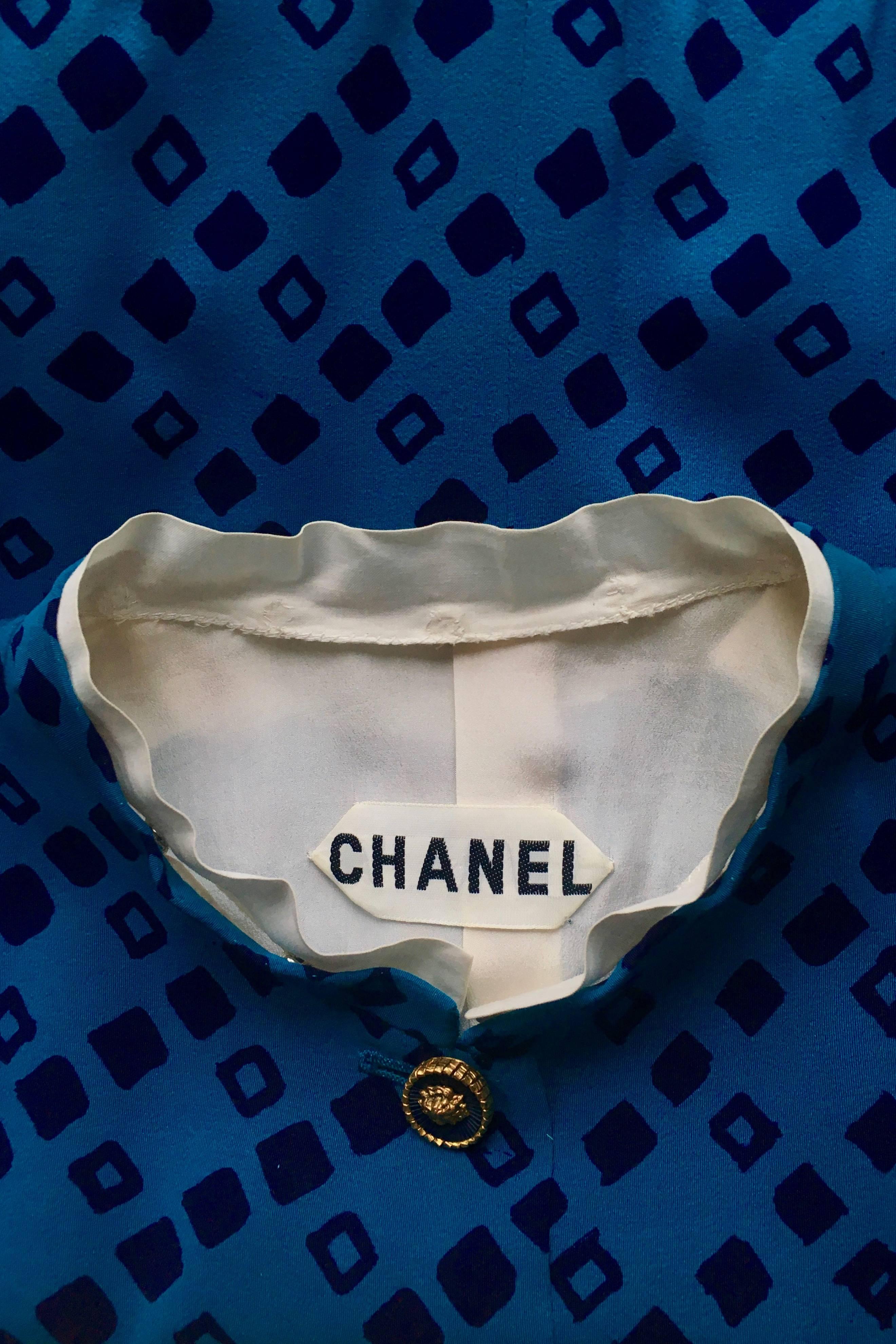 A 1960s Vintage Chanel Haute Couture Blue Silk Skirt Suit W Gold Toned Buttons  For Sale 5