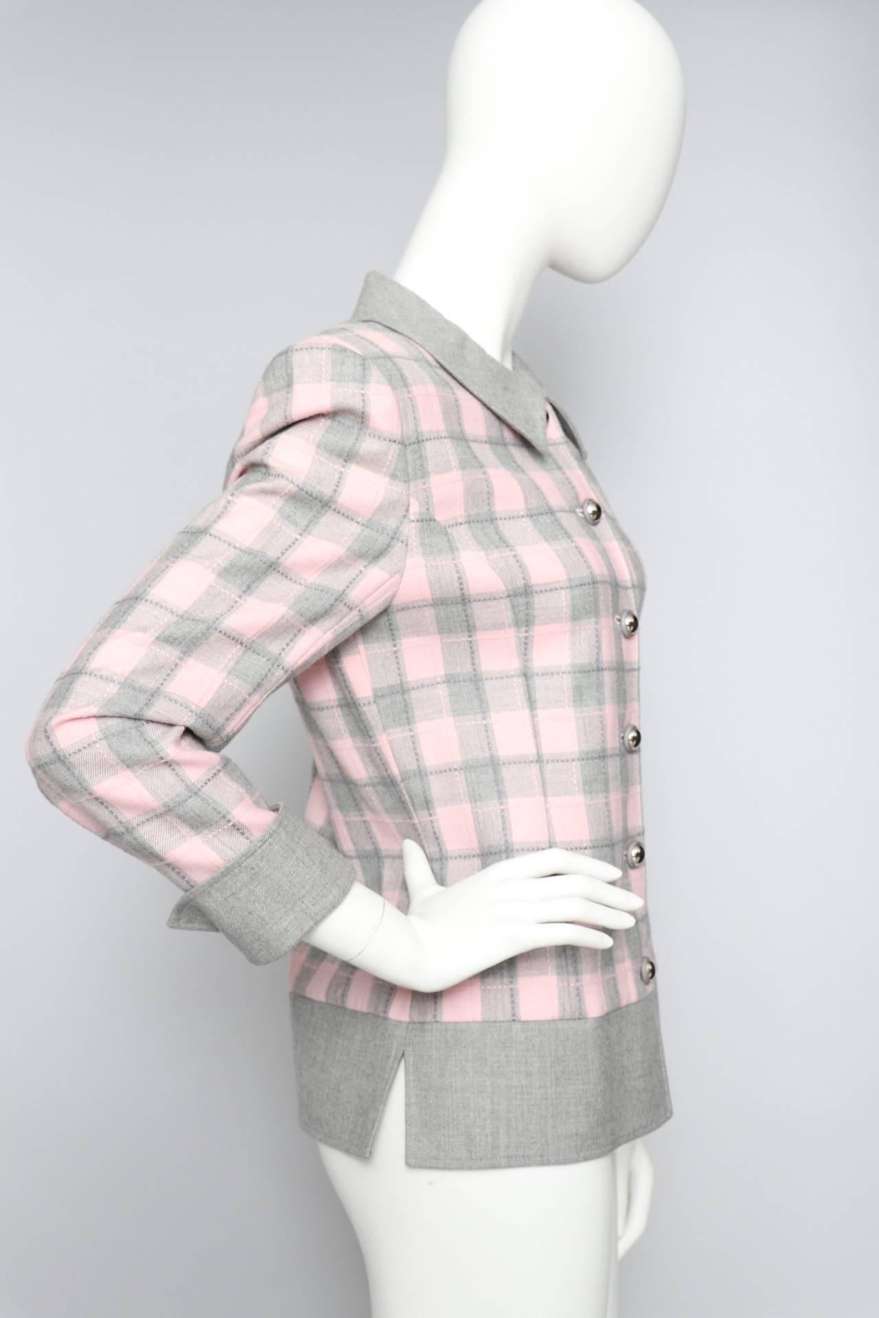 A cute 1970s courèges checkered baby pink and grey wool blazer with a full front button closure and turn-up cuffs. All buttons are silver toned and grey. 

The size of the jacket corresponds to a modern size Small. 